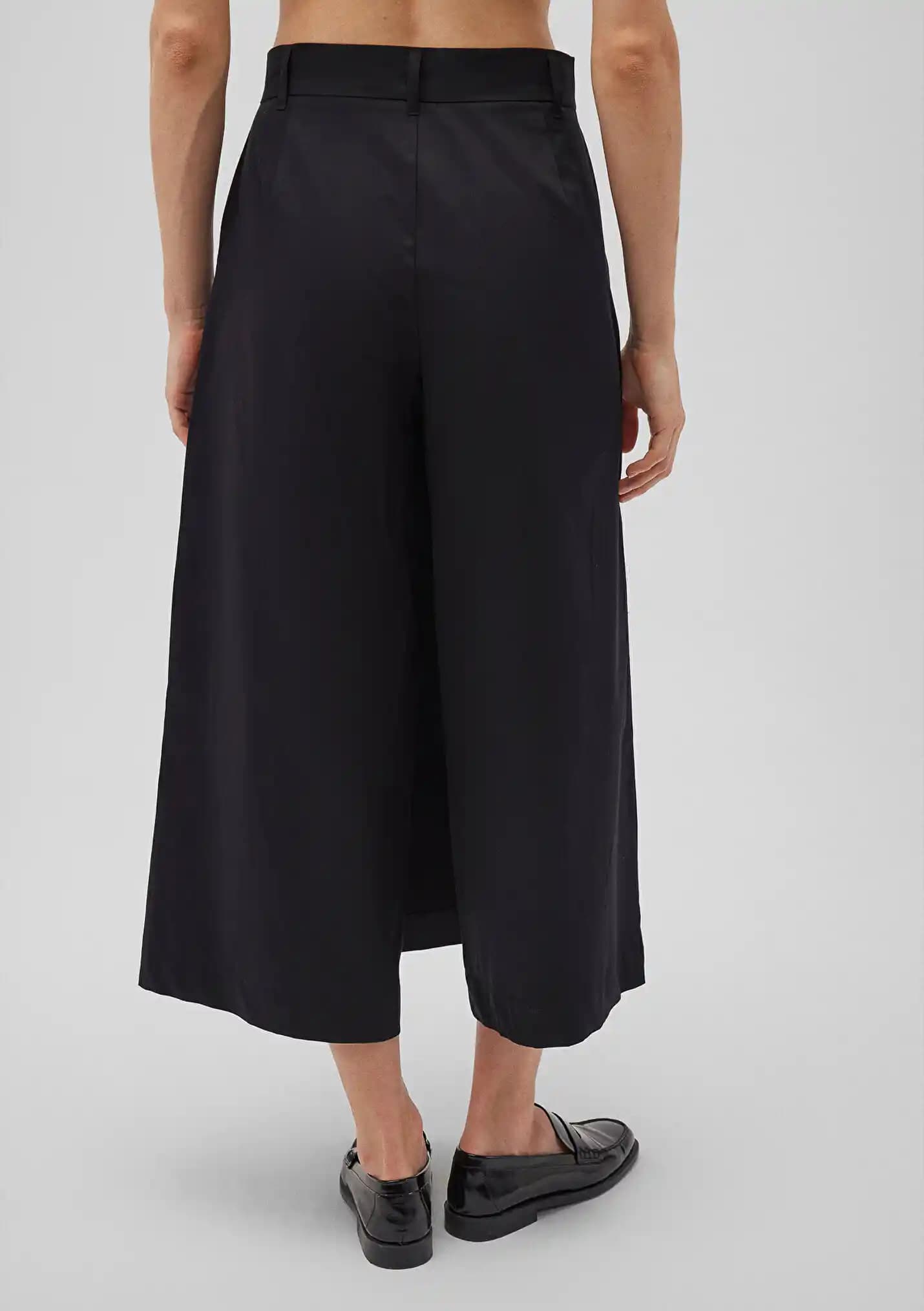Moda Dünyasında Mavi ve Siyah Pantolonların Stil ve Kombinasyon İpuçları