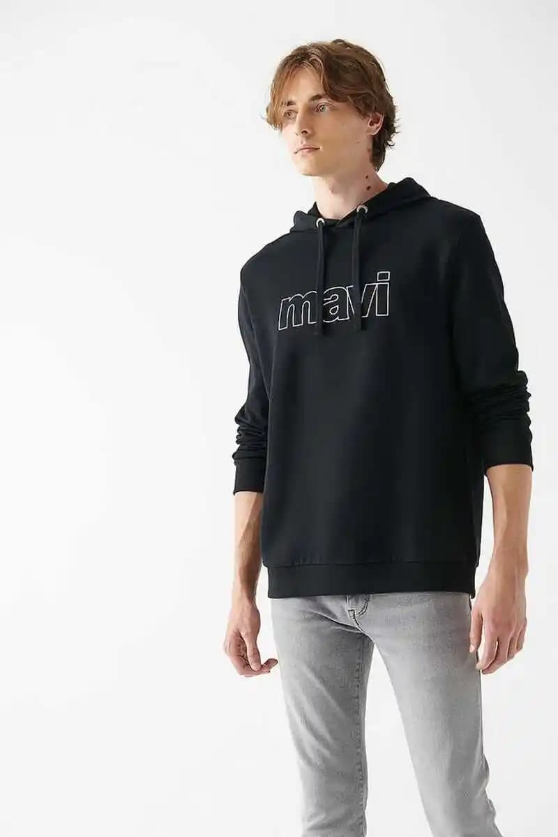 Moda Dünyasında Mavi ve Siyah Sweatshirtlerle Şık ve Rahat Kombinasyonlar