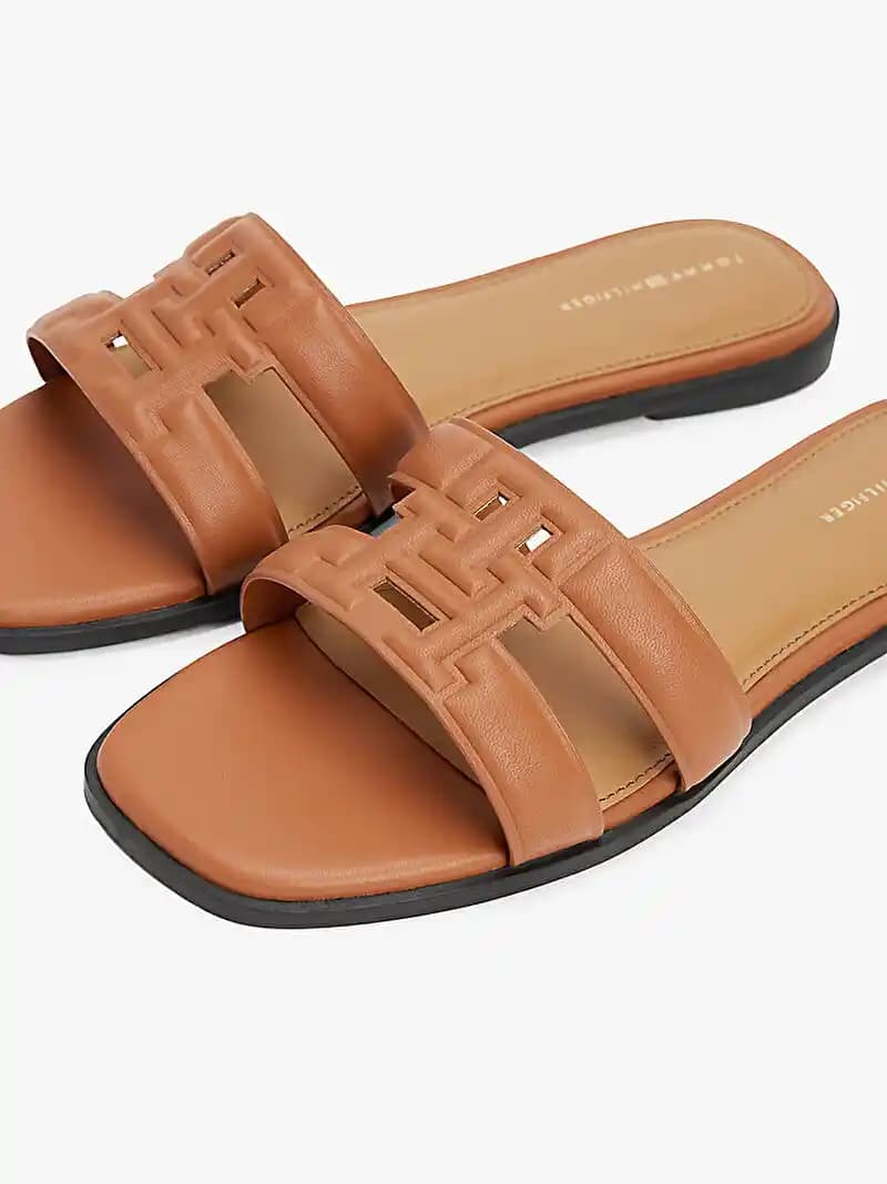 Moda Dünyasında Mule Terlikler: Konfor ve Şıklığın Buluştuğu Güncel Trendler