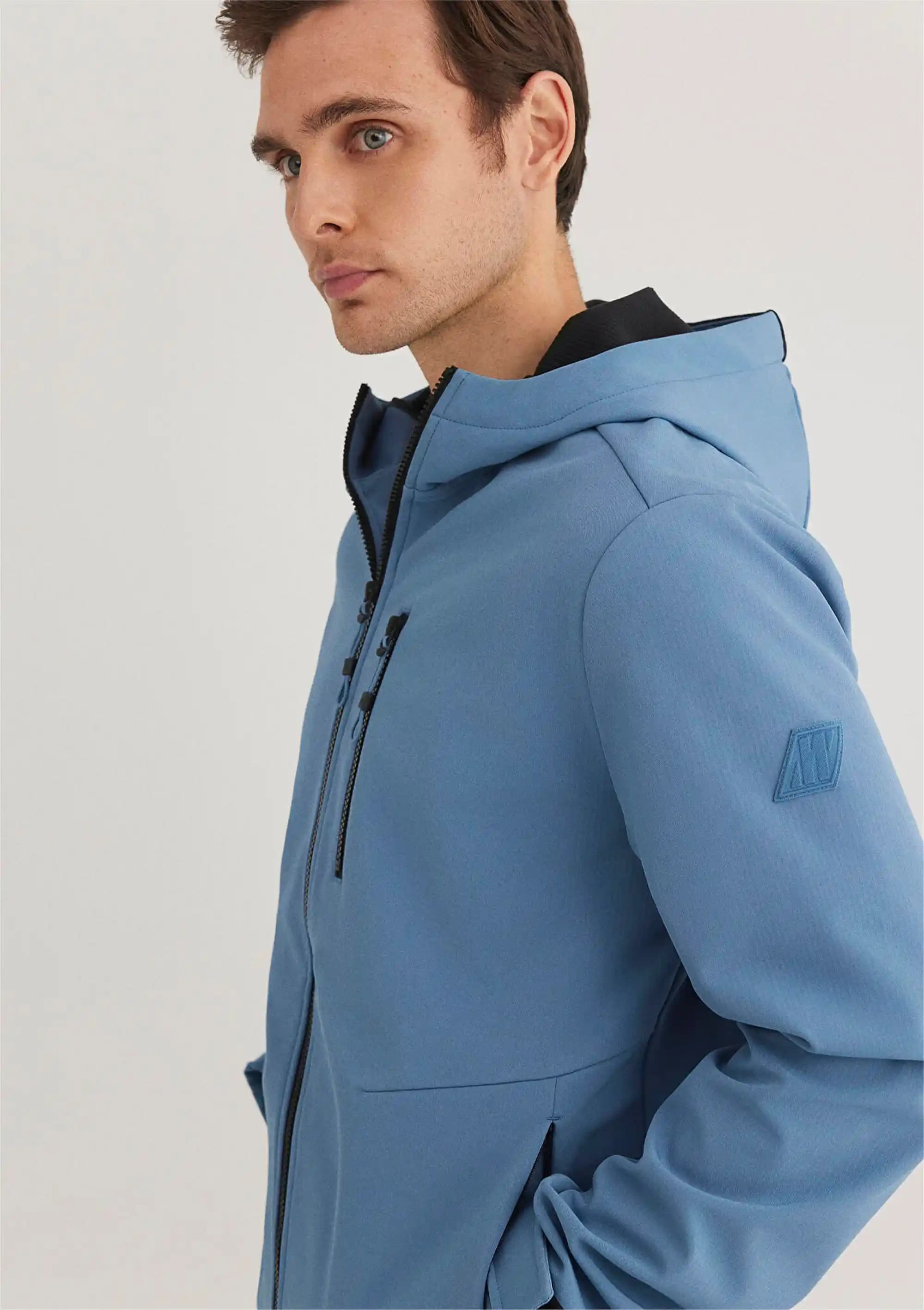 Moda Dünyasında Öne Çıkan Scuba Mont: Şıklık ve Fonksiyonelliğin Buluşması