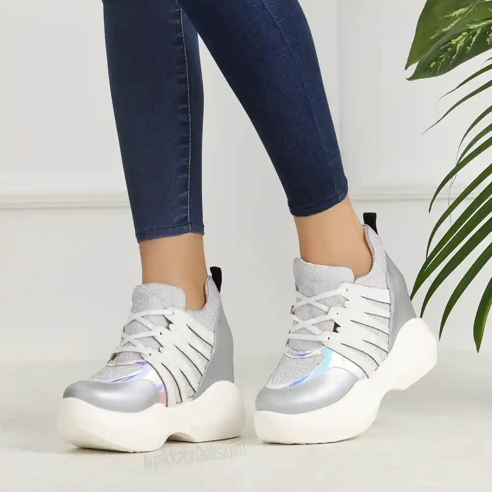 Moda Dünyasında Parıltılı Adidas Simli Ayakkabılarla Şıklık ve Tarzın Yeni Yüzü