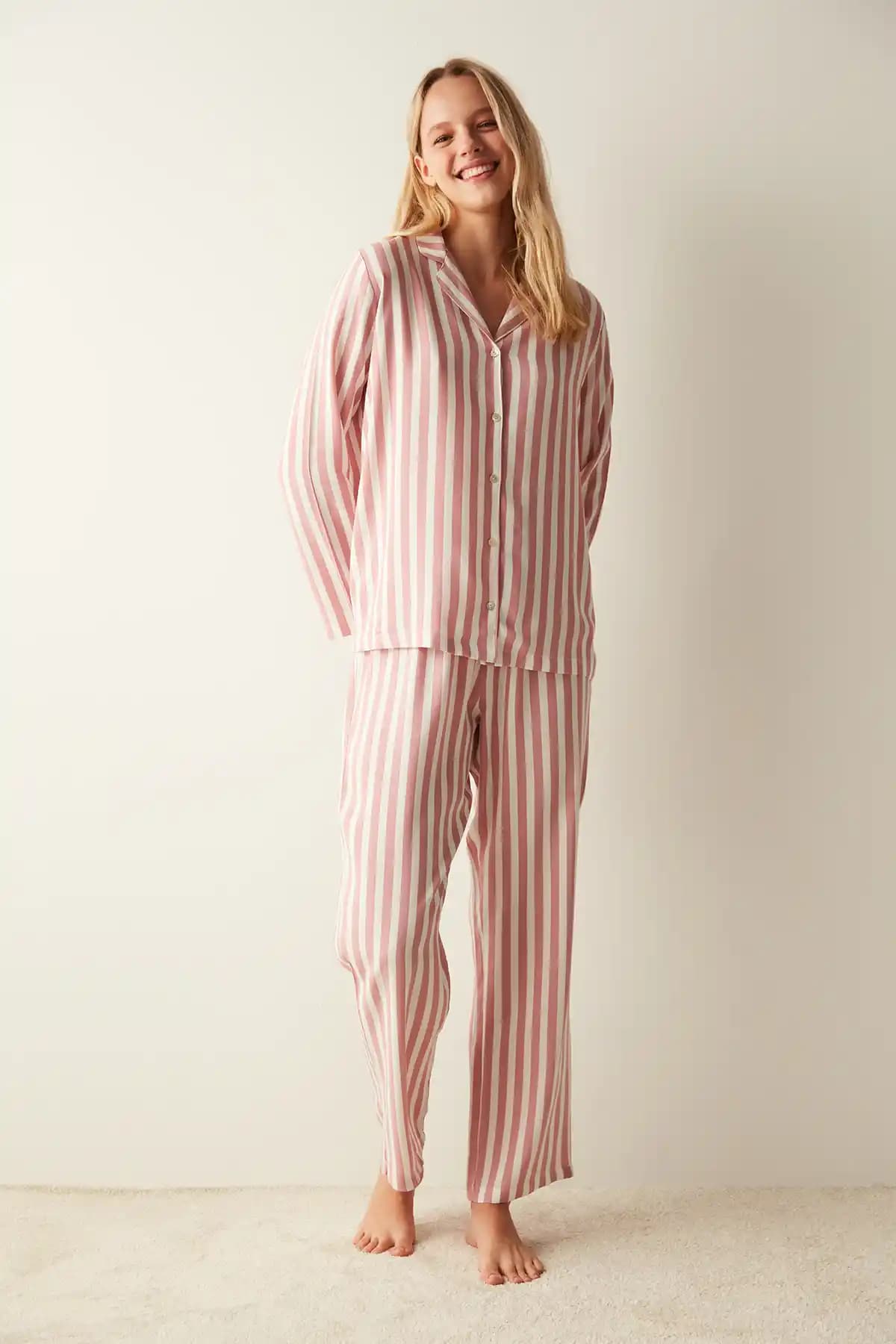Moda Dünyasında Pijama Pantolonları: Rahatlık ve Şıklığın Modern Buluşması