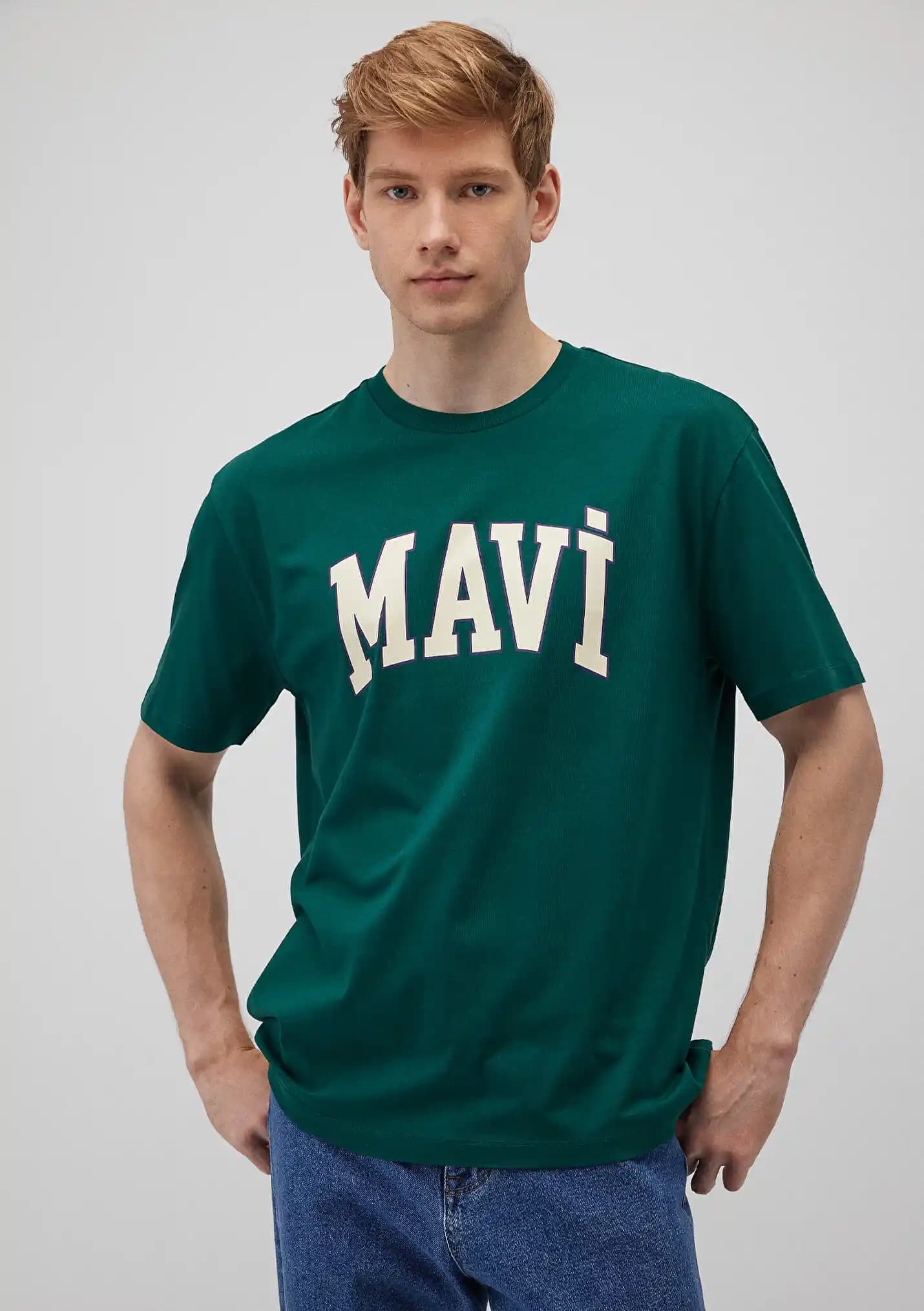 Moda Dünyasında Renk ve Logo Kullanımının Gücü: Yeşil Tişört ve Mavi Logo Kombinasyonu