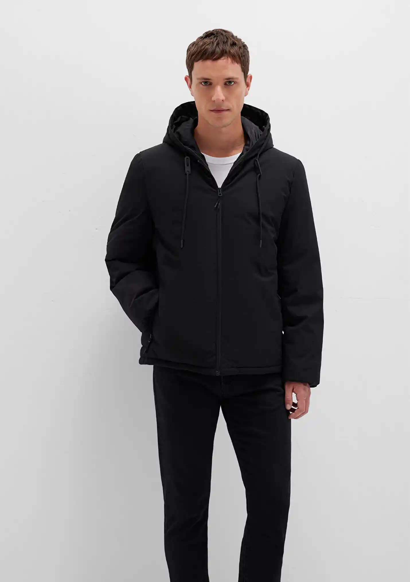 Moda Dünyasında Renk ve Stil Buluşması: Mavi Kapüşonlu Siyah Mont İnceleme ve Kombinasyon Önerileri