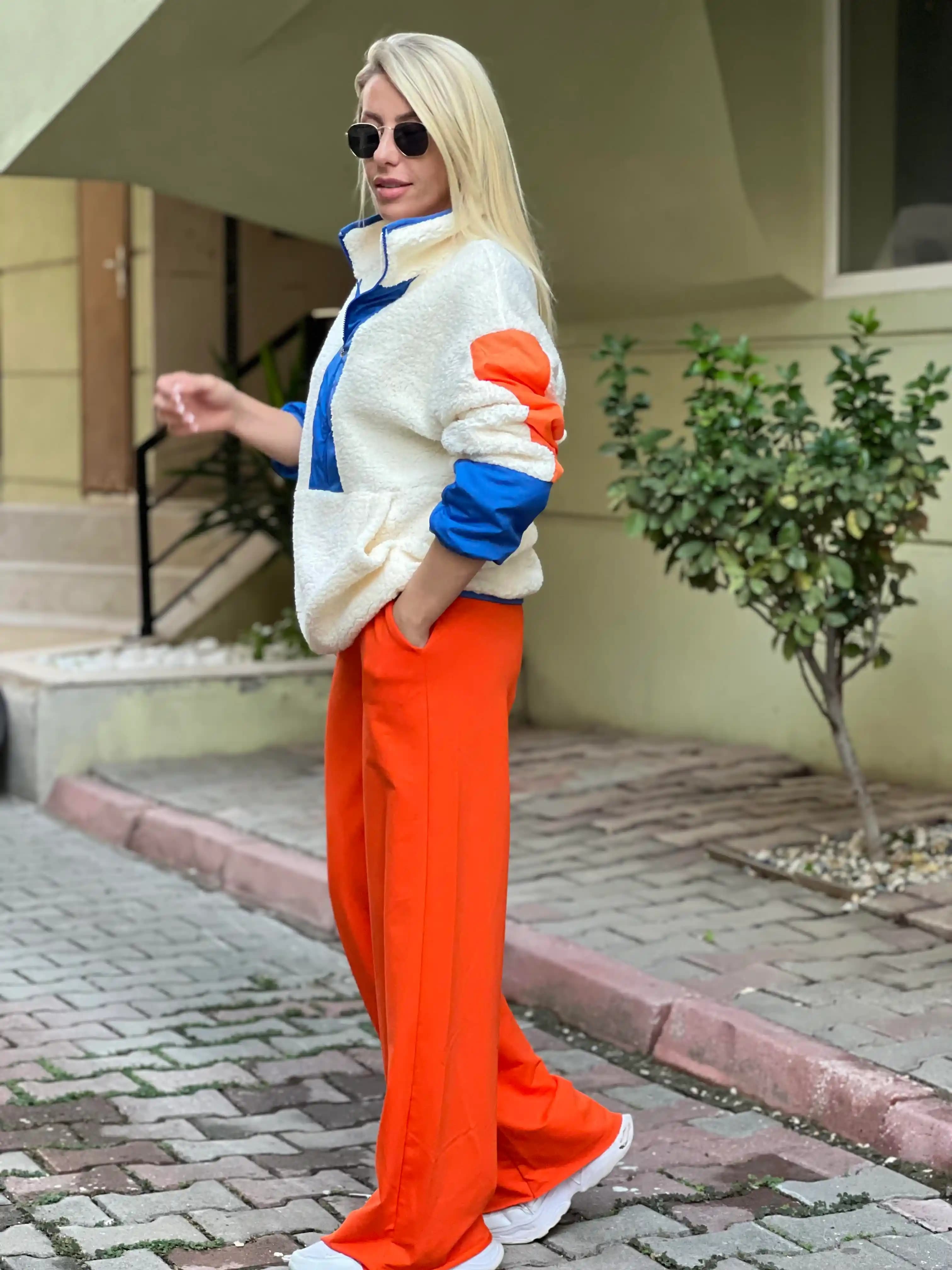 Moda Dünyasında Renklerin Gücü: Mavi ve Turuncu Sweat ile Şıklık ve Tarz Yaratma
