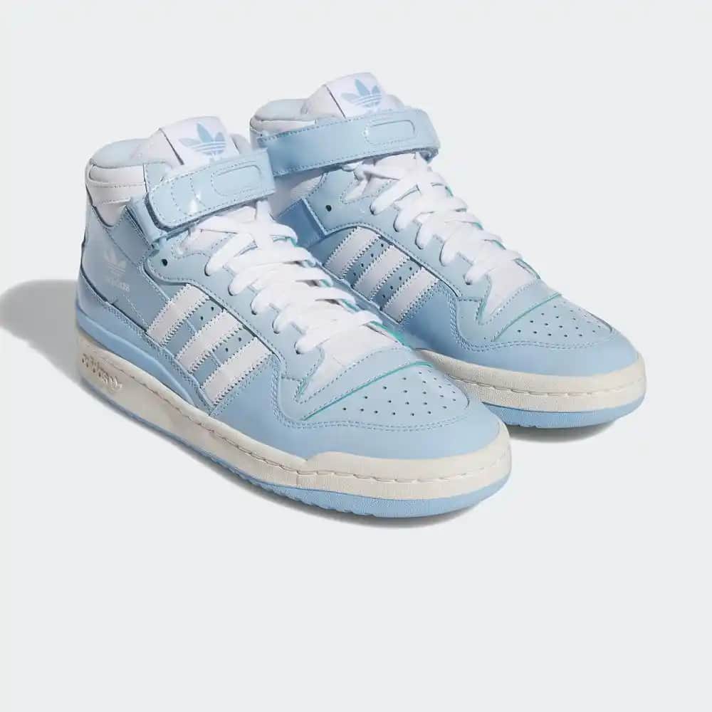 Moda Dünyasında Sneakers ve Adidas Forum Mid Mavi: Şıklık ve Rahatlığın Buluşması