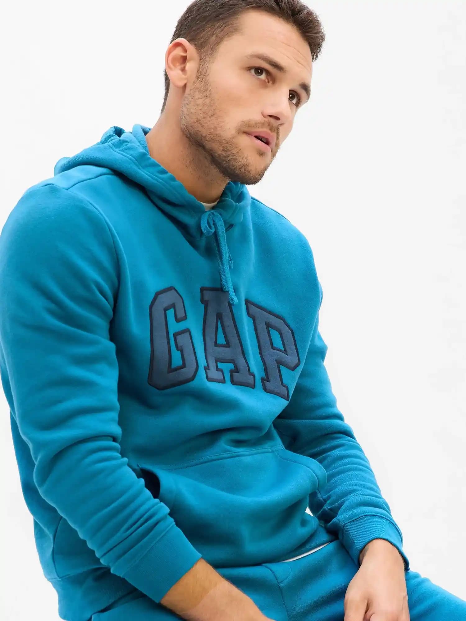 Moda Dünyasında Sweatshirt Trendleri: Gap ve Mavi Markalarının Güncel Yaklaşımları