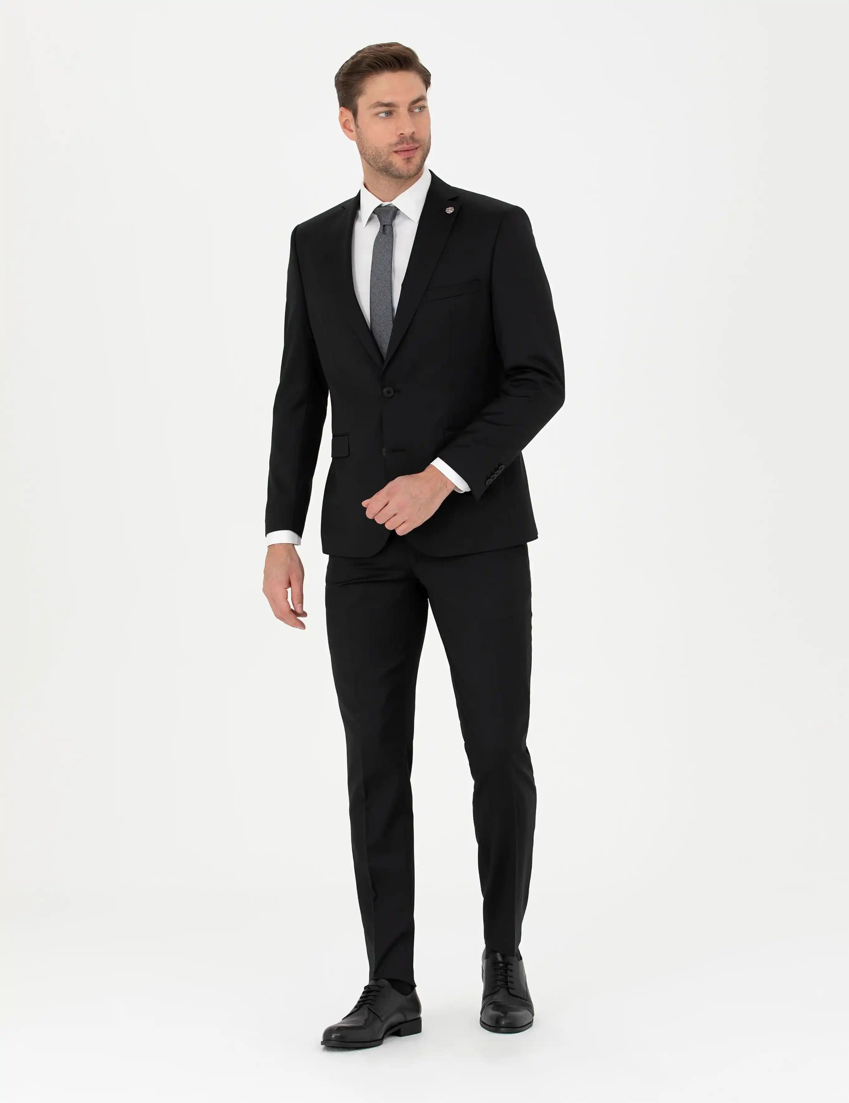 Modern Erkekler İçin Siyah Slim Fit Takım Elbise: Şıklık ve Rahatlığın Buluşması