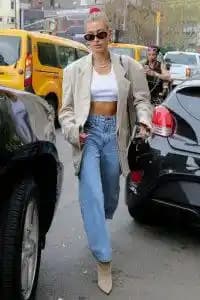 Mom Jean ve Blazer Ceket Kombinasyonlarıyla Güncel ve Şık Moda Trendleri