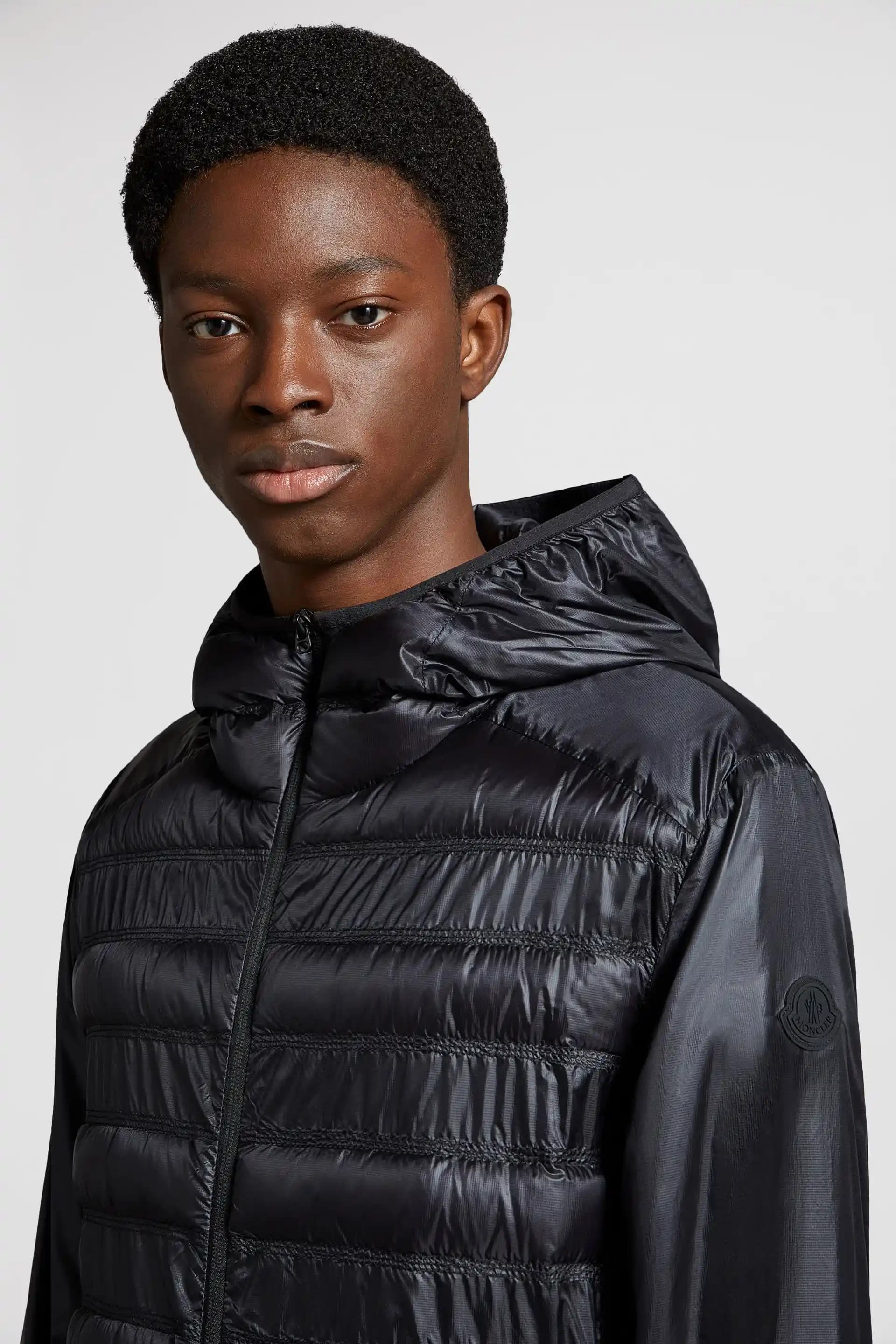 Moncler Ceketler: Şıklık ve Fonksiyonelliği Bir Arada Sunan Kış Giyim Seçenekleri