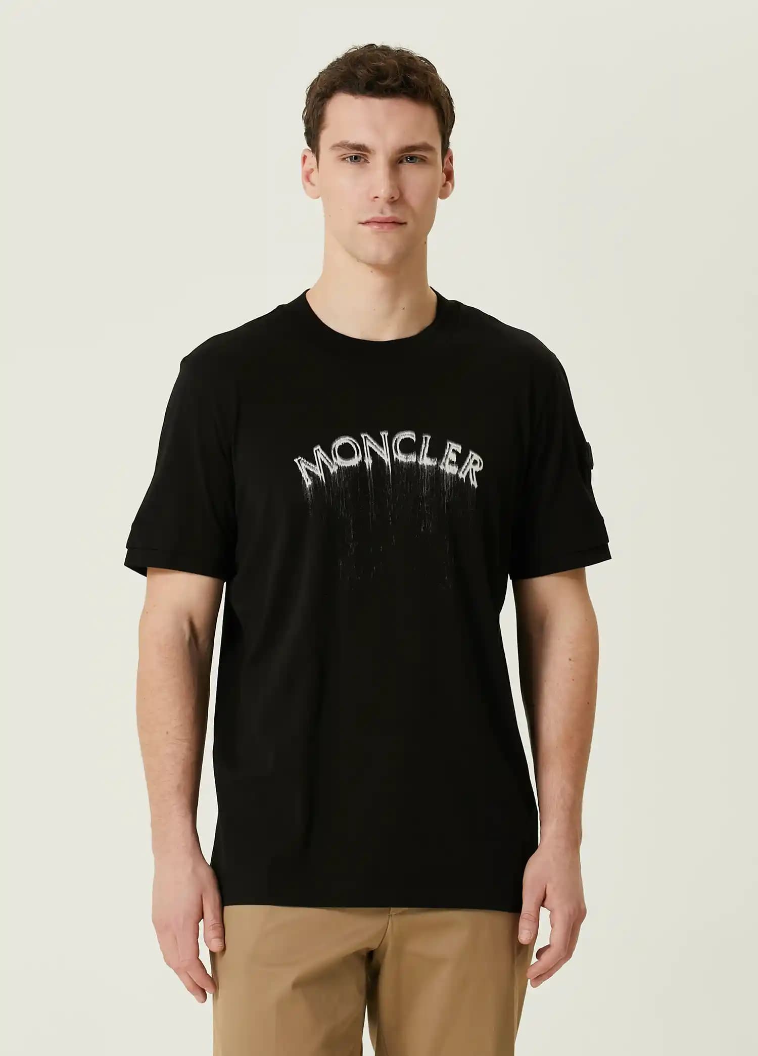 Moncler Erkek T-shirtleri: Modern Tasarımlar ve Moda Trendleri Hakkında Kapsamlı Rehber