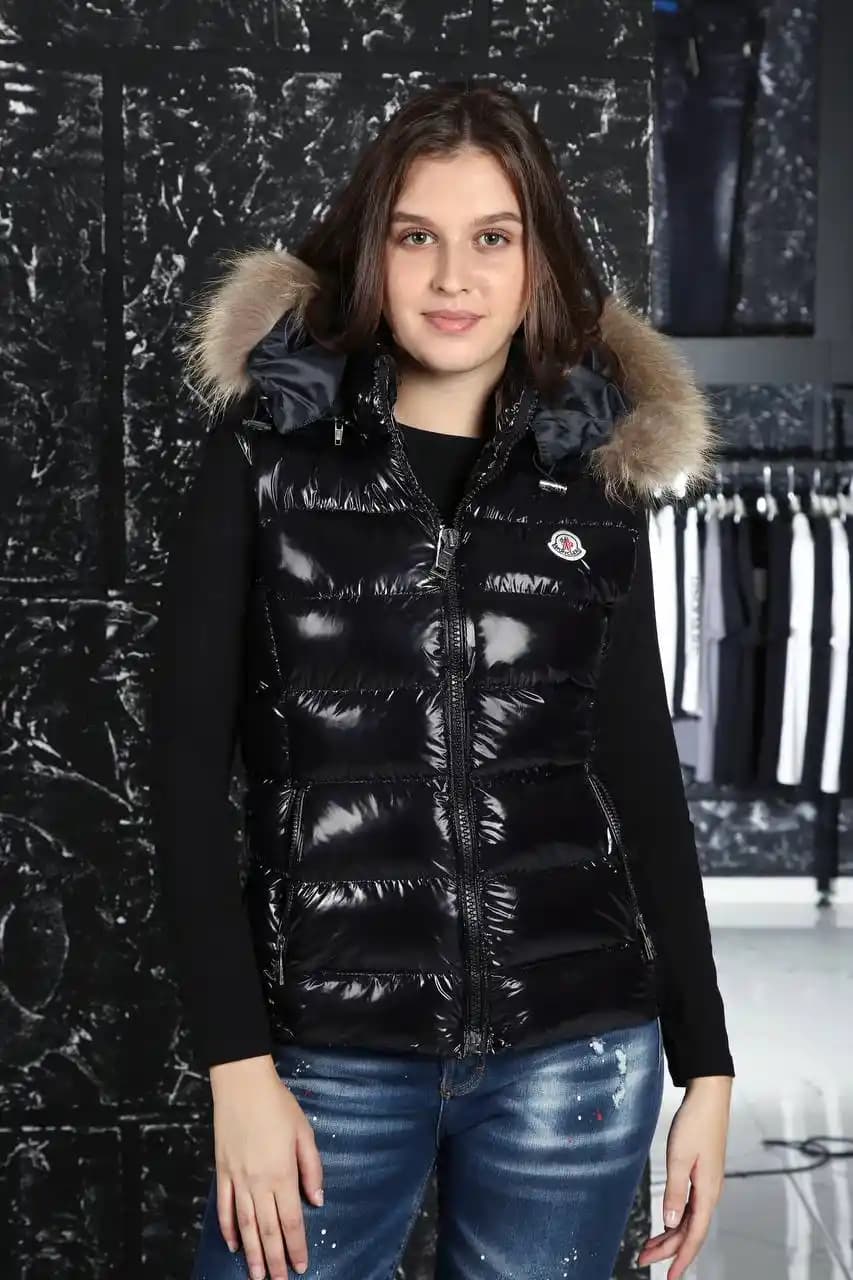 Moncler İmzasıyla Parlak Yelekler Moda Dünyasında Yenilikçi ve Stil Sahibi Bir Trend