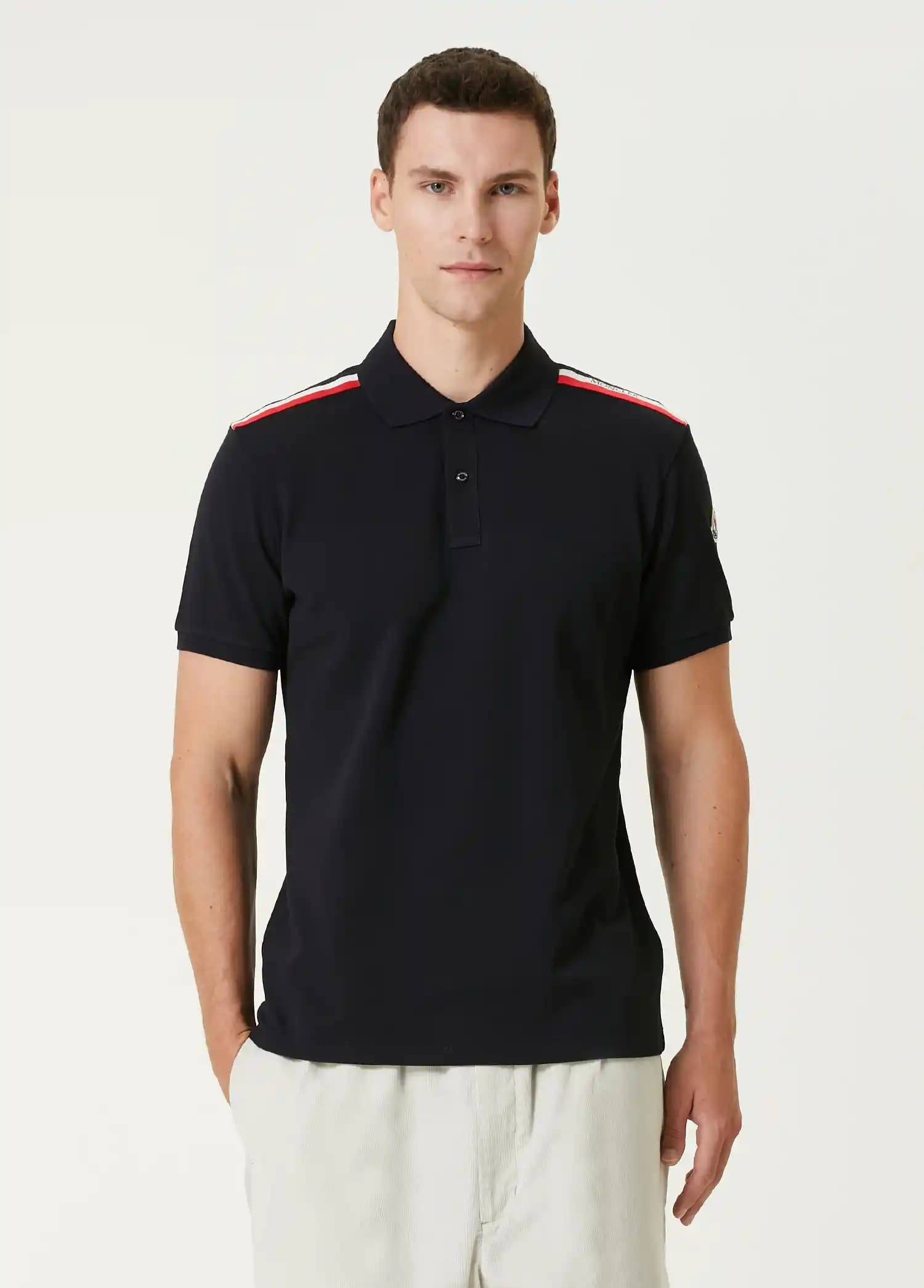 Moncler Polo Yaka Kıyafetleri ile Şıklık ve Fonksiyonelliği Bir Arada Yakalayın