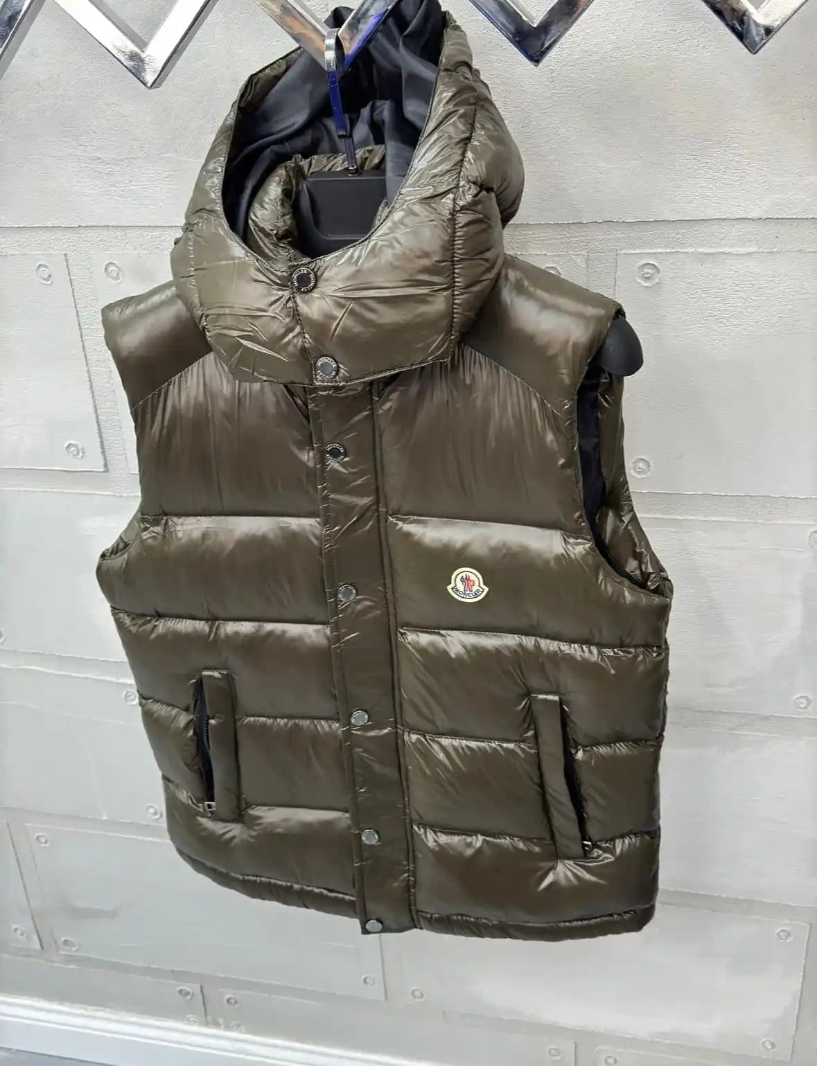 Moncler Şişme Yelek: Moda ve Fonksiyonelliğin Birlikte Sunulduğu Kış Giyim Parçası