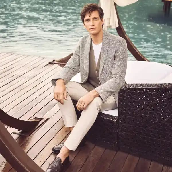 Monokrom Giyim: Zamansız Şıklık ve Modern Kombinasyonlar Rehberi