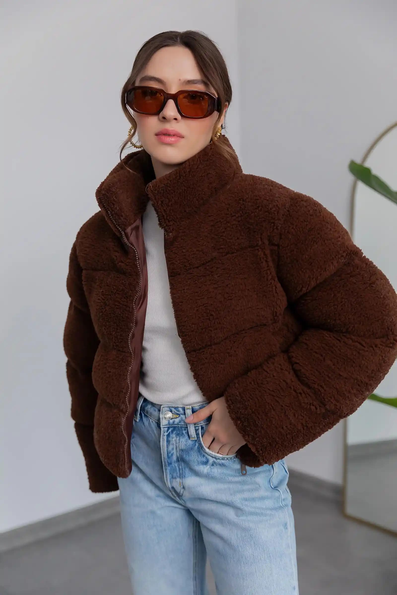 Mont Kahverengi: Doğal ve Şık Renk Paletinde Güncel Moda Trendleri ve Kombinasyon İpuçları