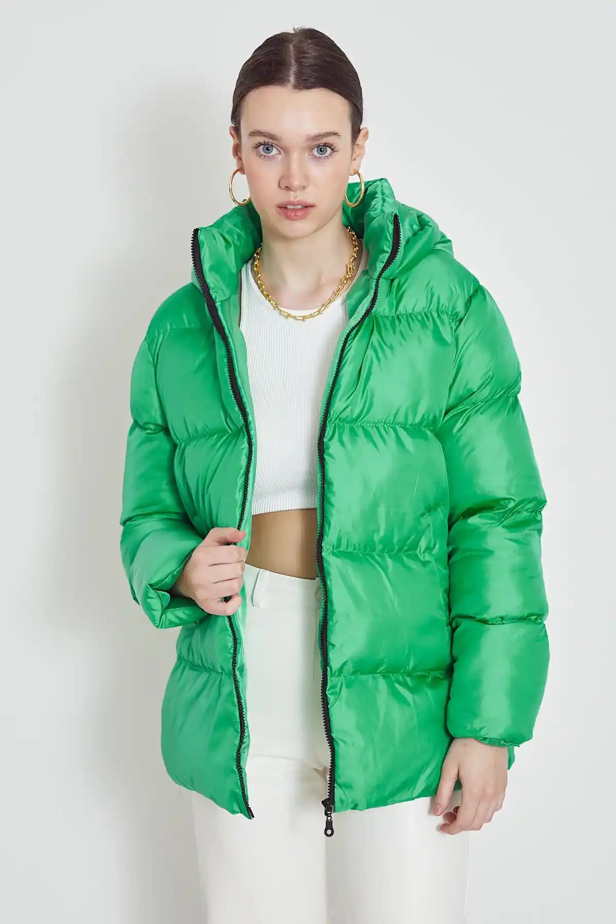 Mont Yeşil Renginin Moda Dünyasında Doğadan İlham Alan Kullanımı ve Trendleri