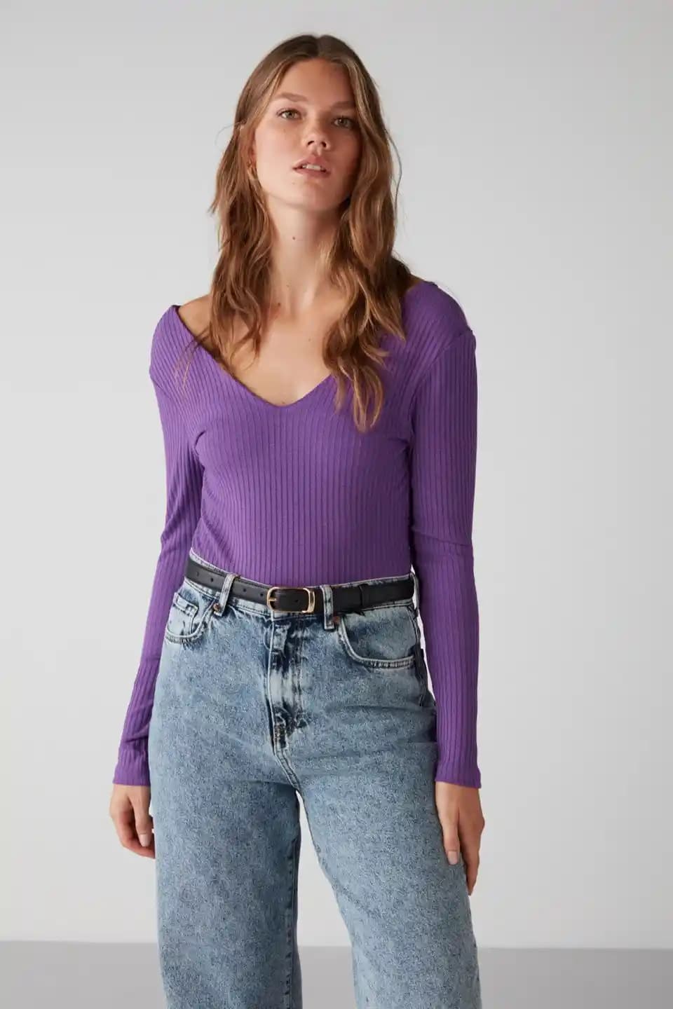 Mor Rengin Moda Dünyasındaki Yeri ve Stil İpuçları 75-90 Karakter