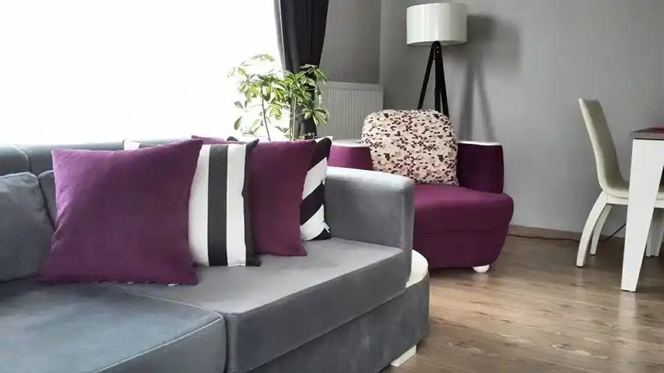 Mor ve Gri Renk Uyumu ile Şık ve Modern Moda Trendleri Rehberi