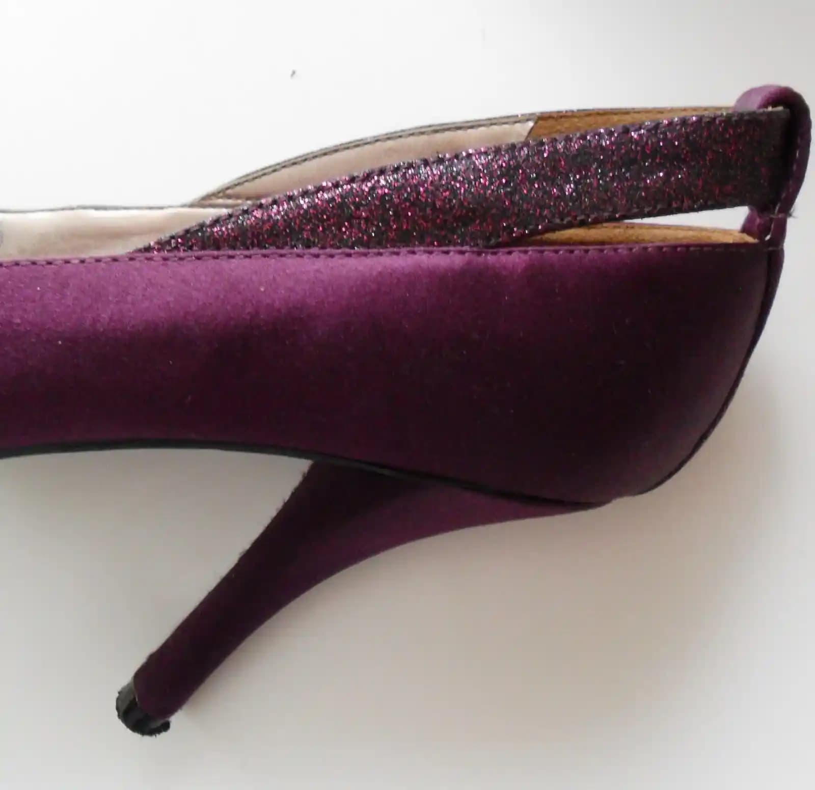 Mürdüm Rengi Ayakkabılar: Moda ve Stil İçin Zarif ve Çok Yönlü Seçenekler