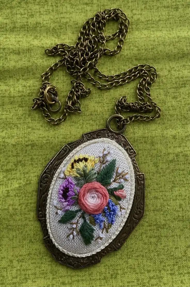 Nakış Kolye Nedir? Moda Trendleri ve Tasarım İpuçlarıyla Zarif Aksesuarlar