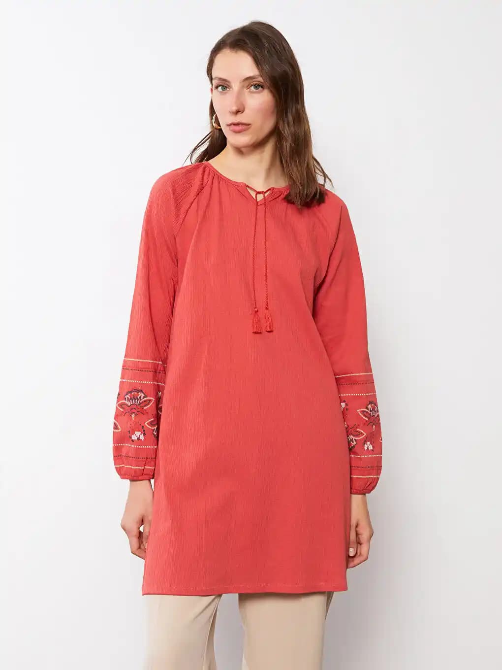 Nakışlı Moda Trendleri ve Geleneksel Sanatın Modern Tasarımlarla Buluşması