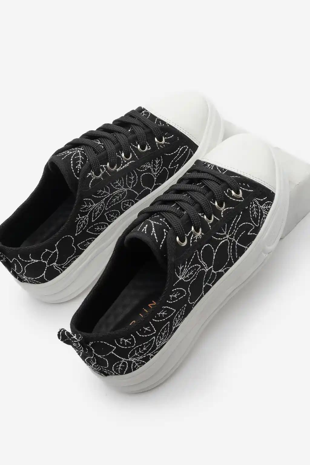 Nakışlı Spor Ayakkabılar: Moda ve Konforun Buluştuğu Güncel Trendler ve Tasarım Örnekleri