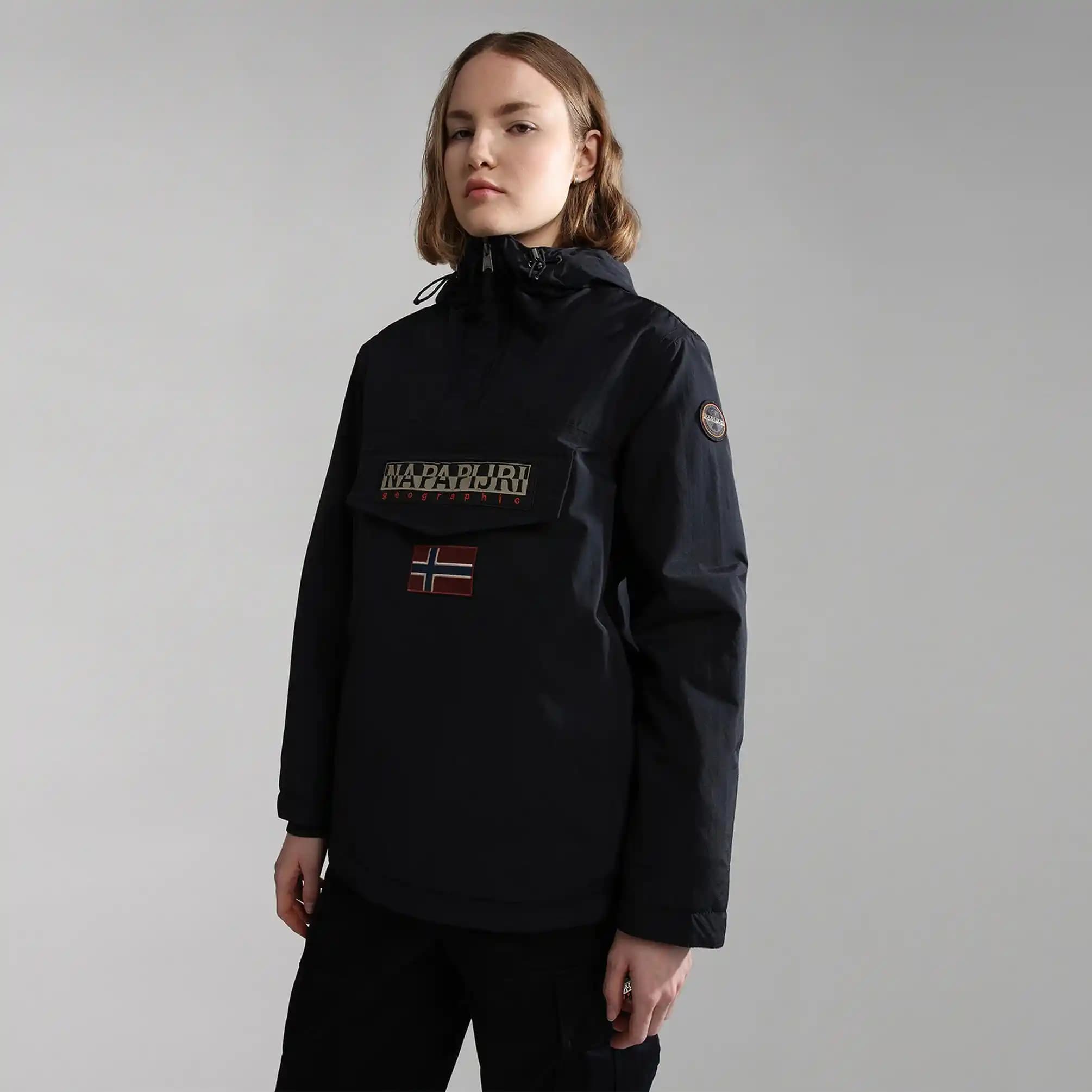 Napapijri Kadın Montları: Şıklık ve Fonksiyonelliğin Modern Buluşması