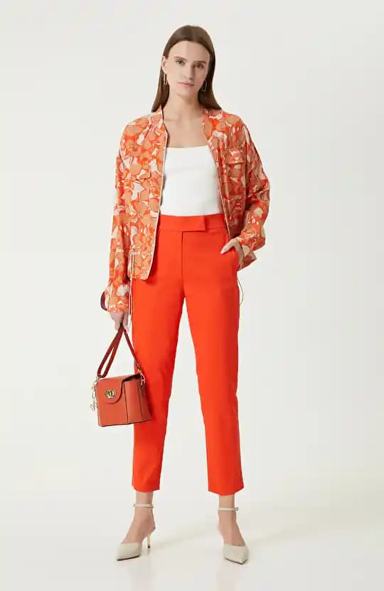 Nar Çiçeği Pantolonlar: Moda Dünyasında Canlı ve Şık Bir Trend