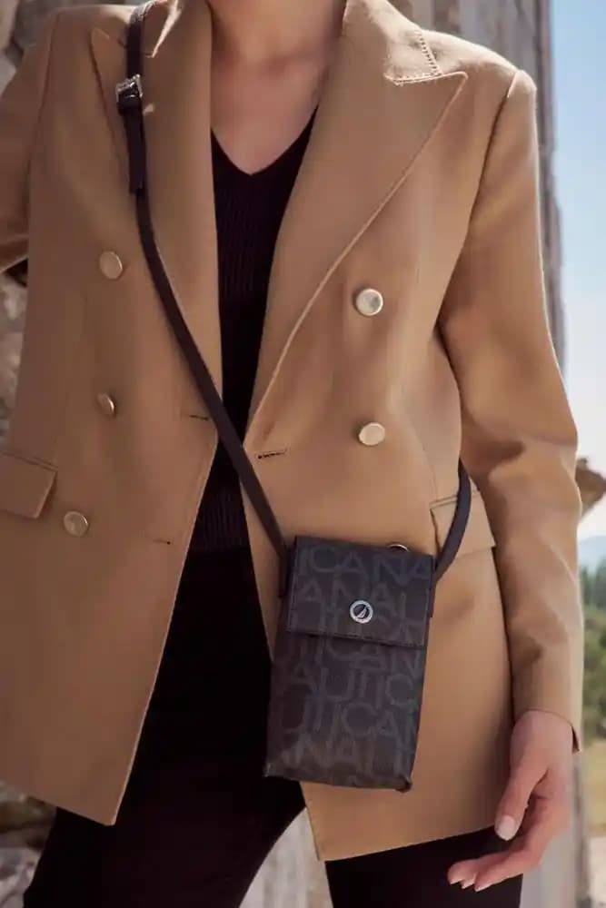 Nautica Telefon Çantası Modası ve İşlevselliği Bir Arada Sunan Şık Tasarımlar