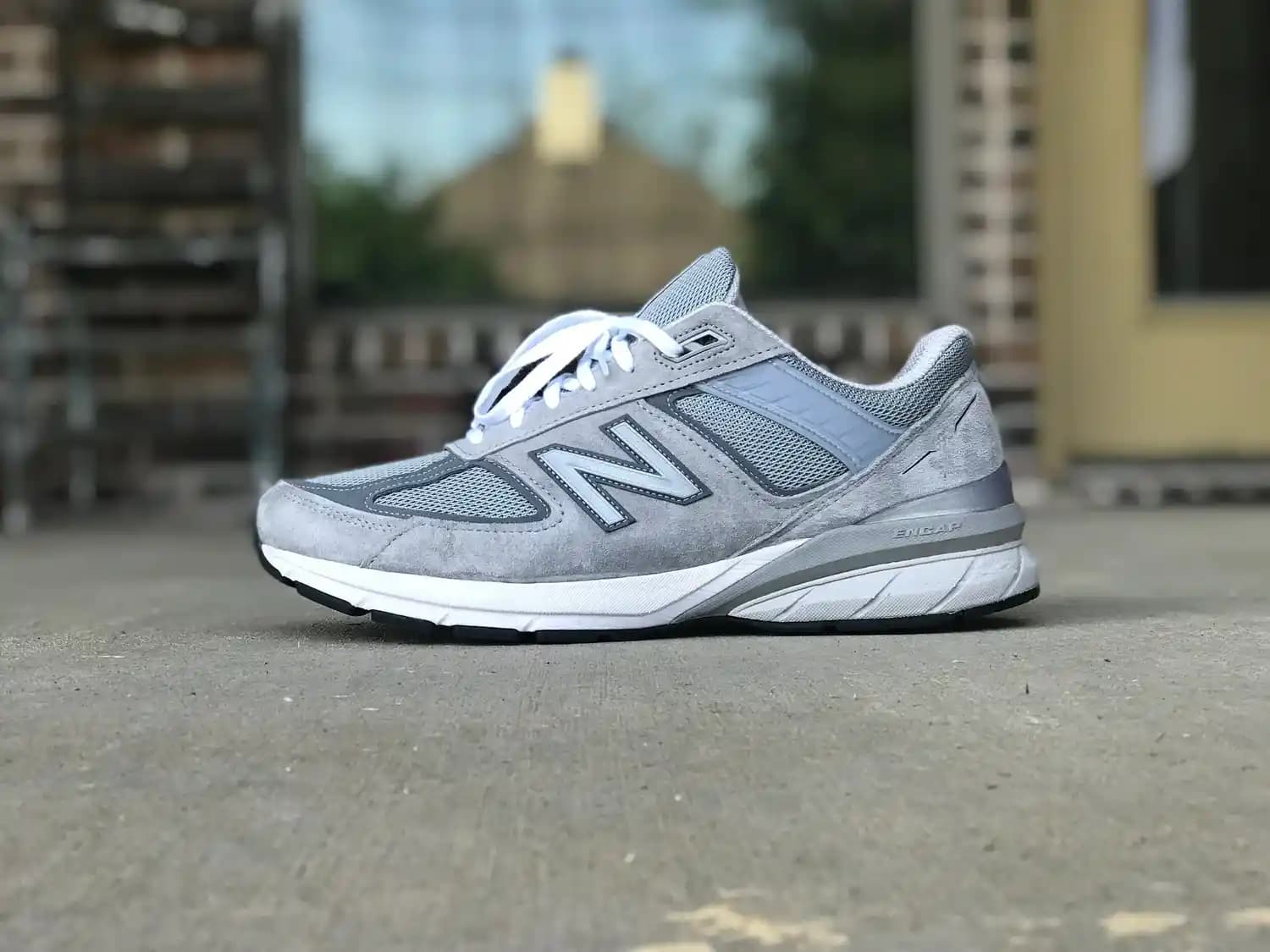 New Balance 990v5 Gri: Modern Tasarımıyla Moda ve Konforun Buluşması