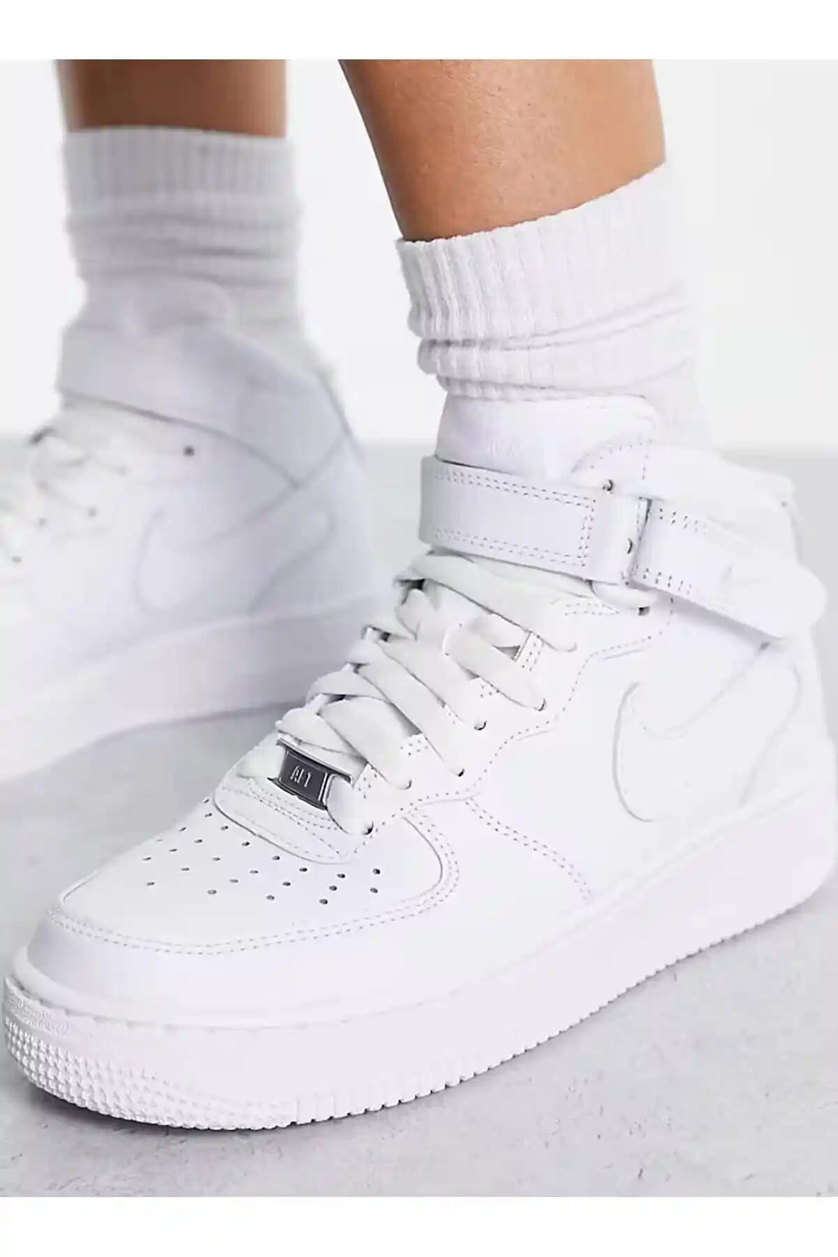 Nike Air Force Bilekli Kırmızı: Moda Dünyasında Cesur Bir Stil İfadesi ve Kombinasyon Önerileri