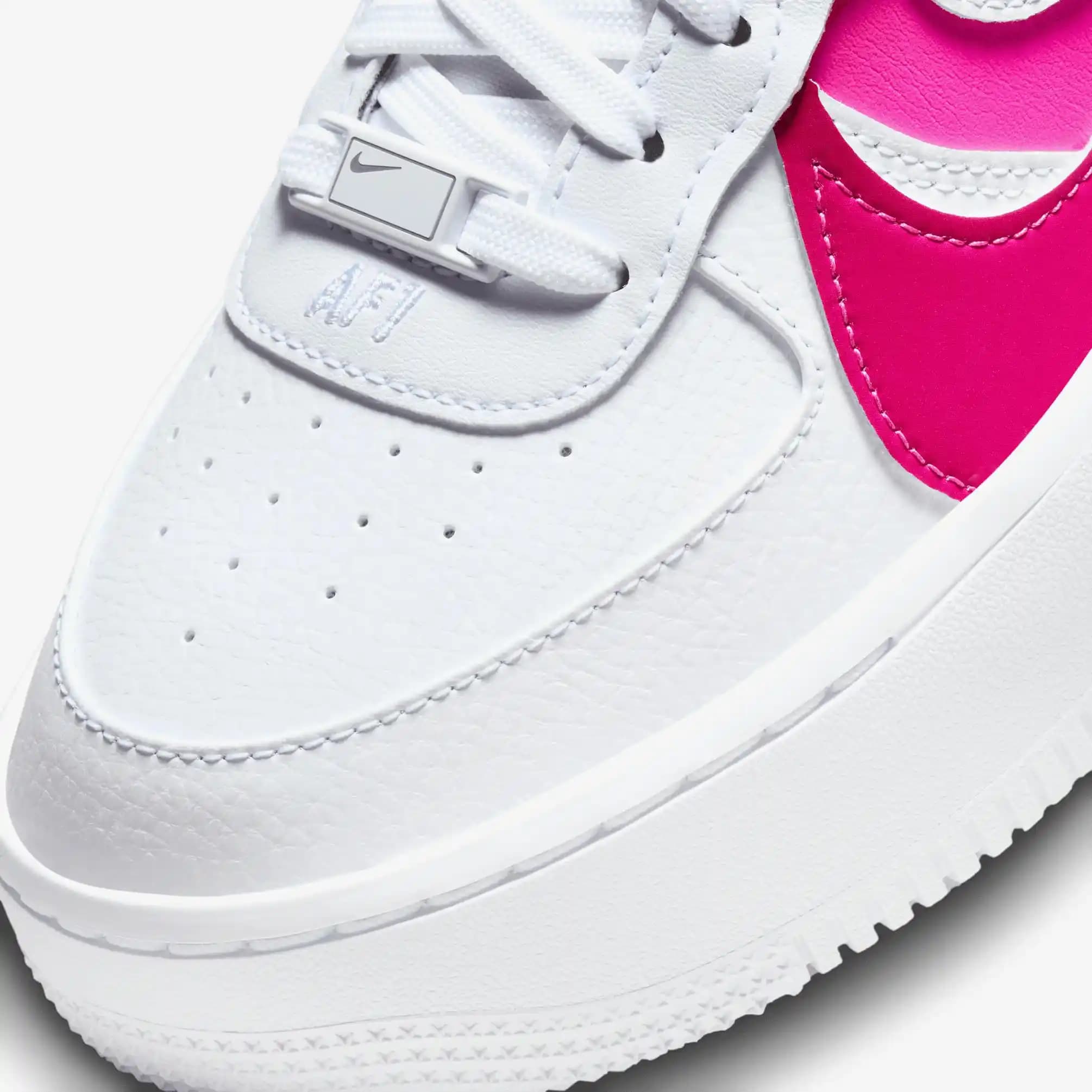 Nike Air Force Kadın Superstep: Moda ve Konforun Birleştiği Modern Sneakers Modeli