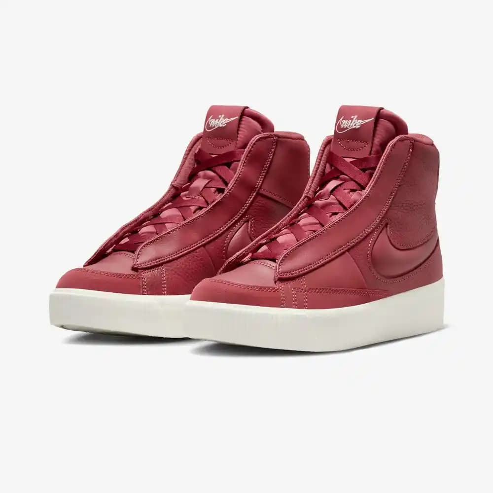 Nike Bordo Blazer: Moda Dünyasında Şıklığın ve Rahatlığın Simgesi Kendine Has Tarz Yaratın