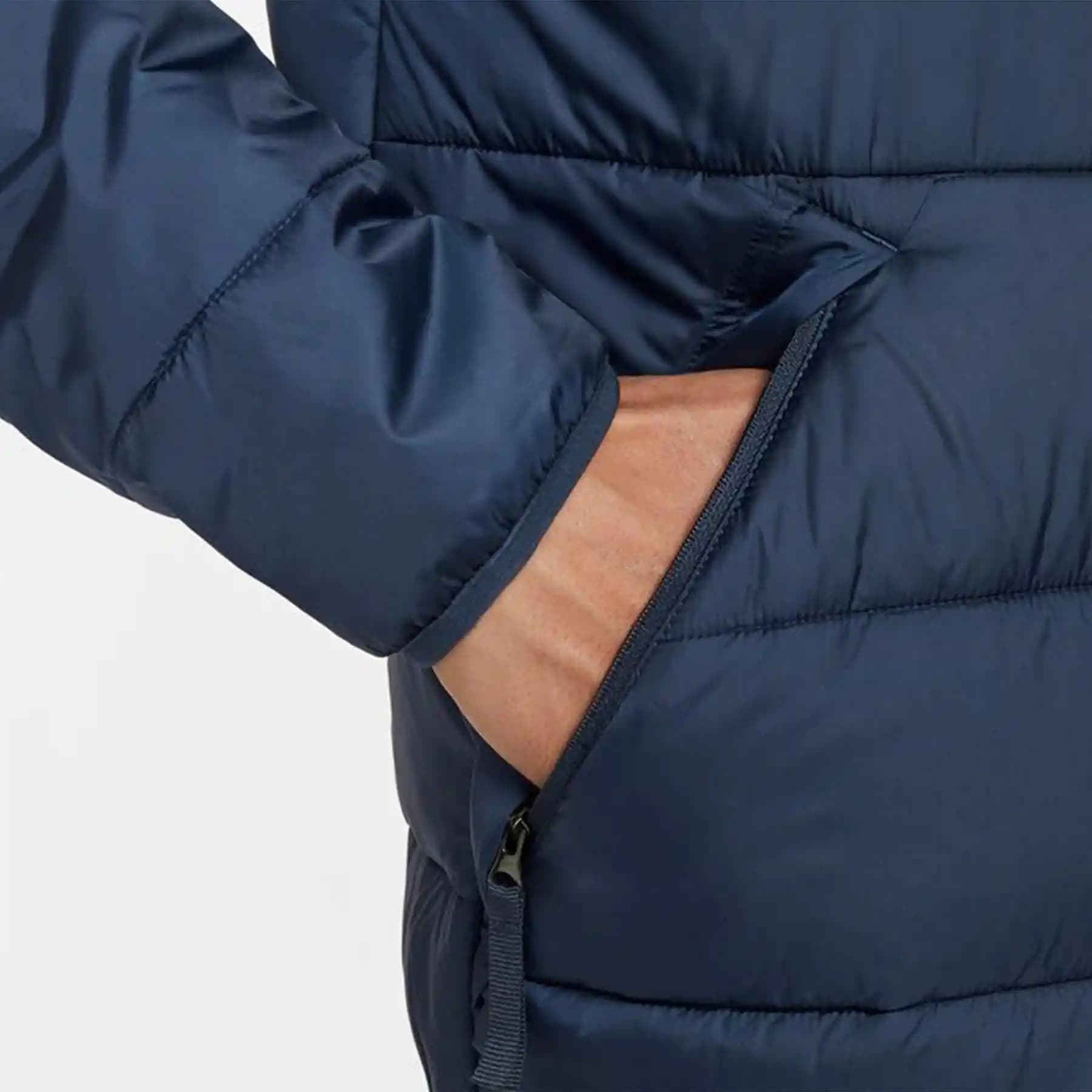 Nike Erkek Şişme Montlar: Kış Ayları İçin Fonksiyonel ve Şık Seçenekler