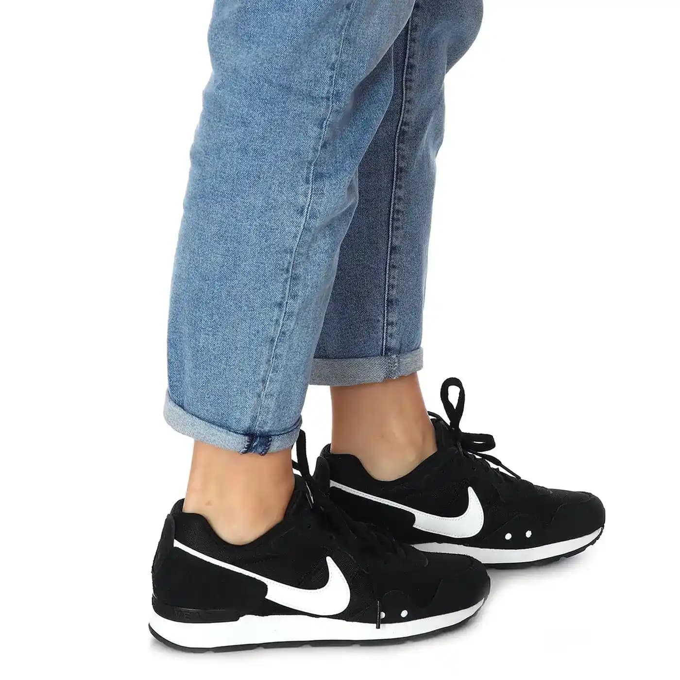 Nike Kadın Günlük Spor Ayakkabıları: Moda ve Konforu Bir Arada Sunan Tasarımlar