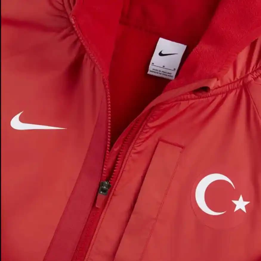 Nike Kırmızı Yağmurluk Modada Cesur ve Şık Bir Seçenek Olarak Trendleri Yansıtıyor