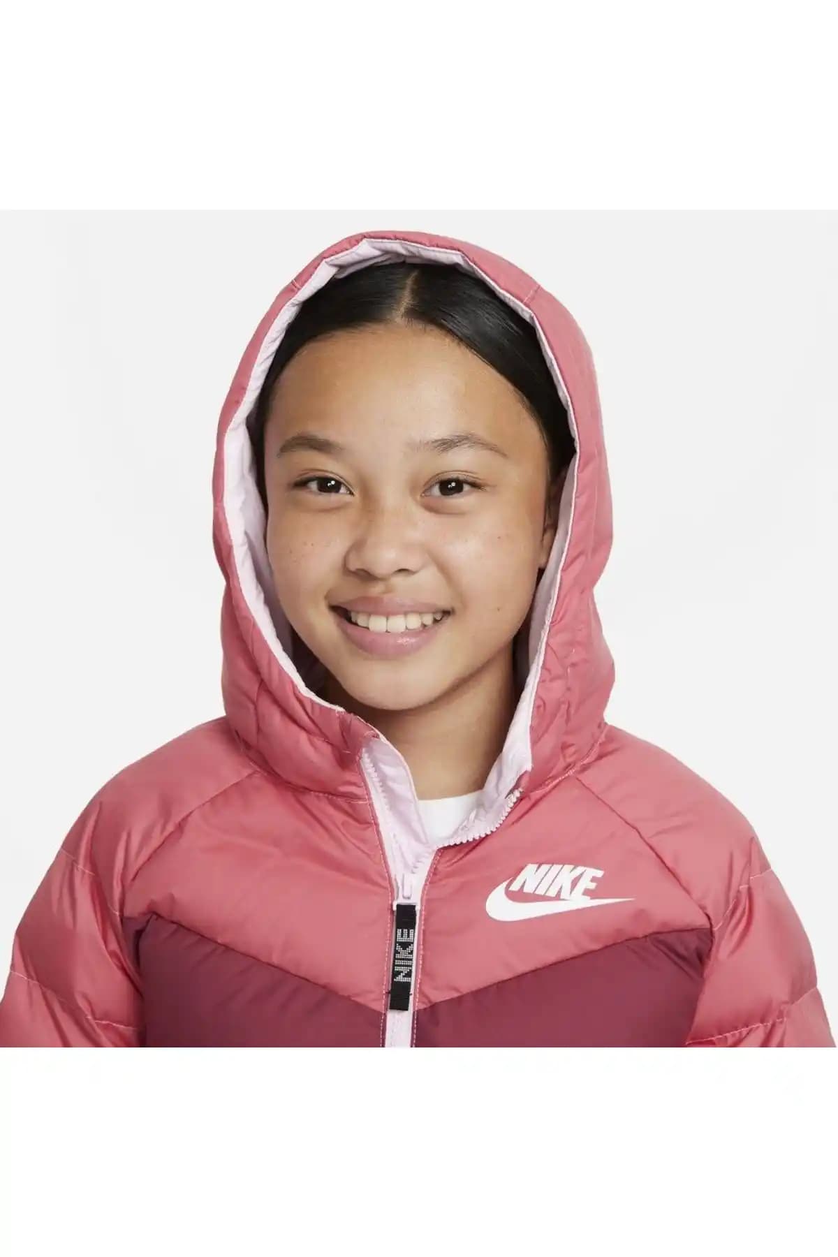 Nike Kız Çocuk Montları: Moda ve Fonksiyonellik Sunan Güncel Seçenekler