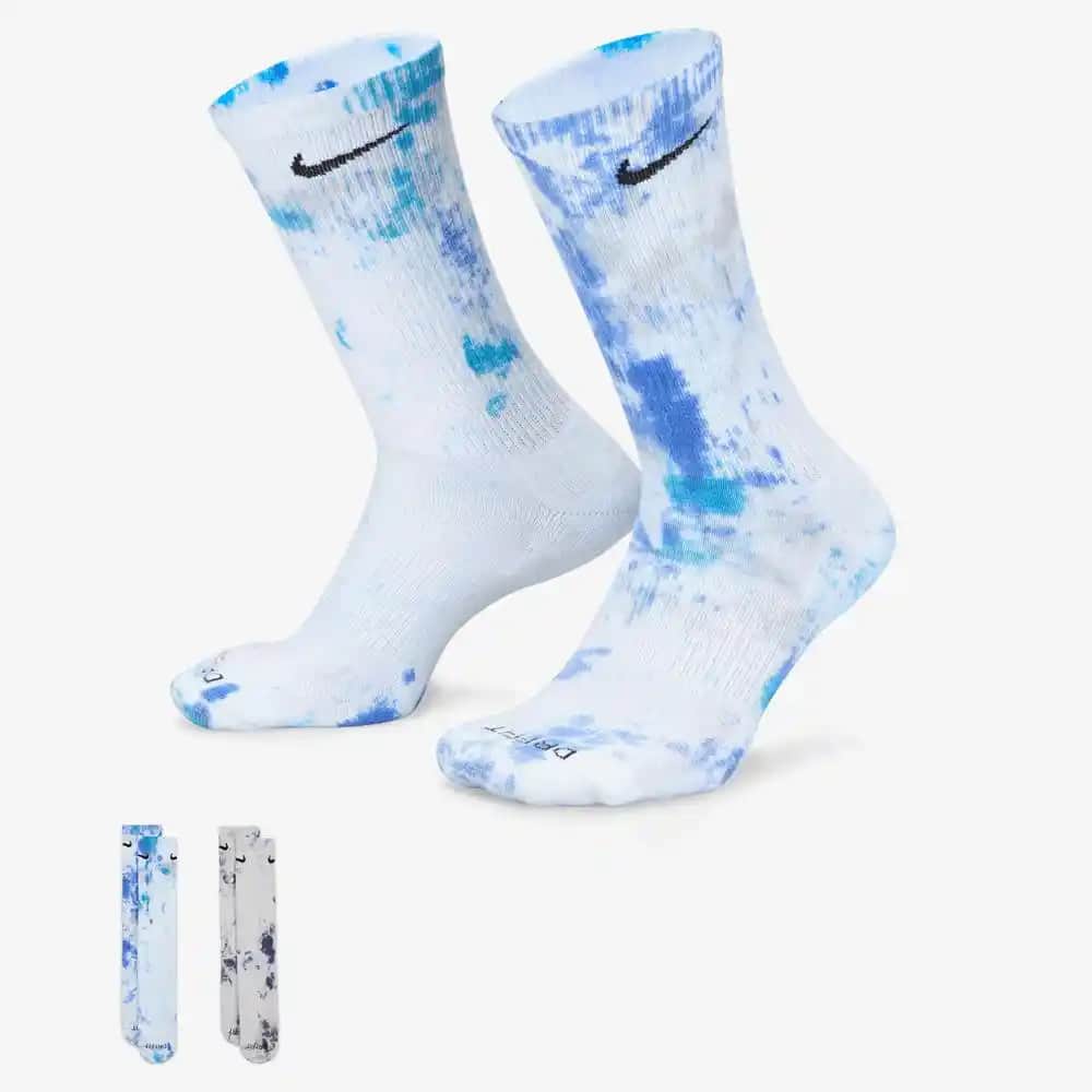 Nike Mavi Çoraplar: Moda Dünyasında Renkli ve Şık Bir Detay Olarak Kullanımı
