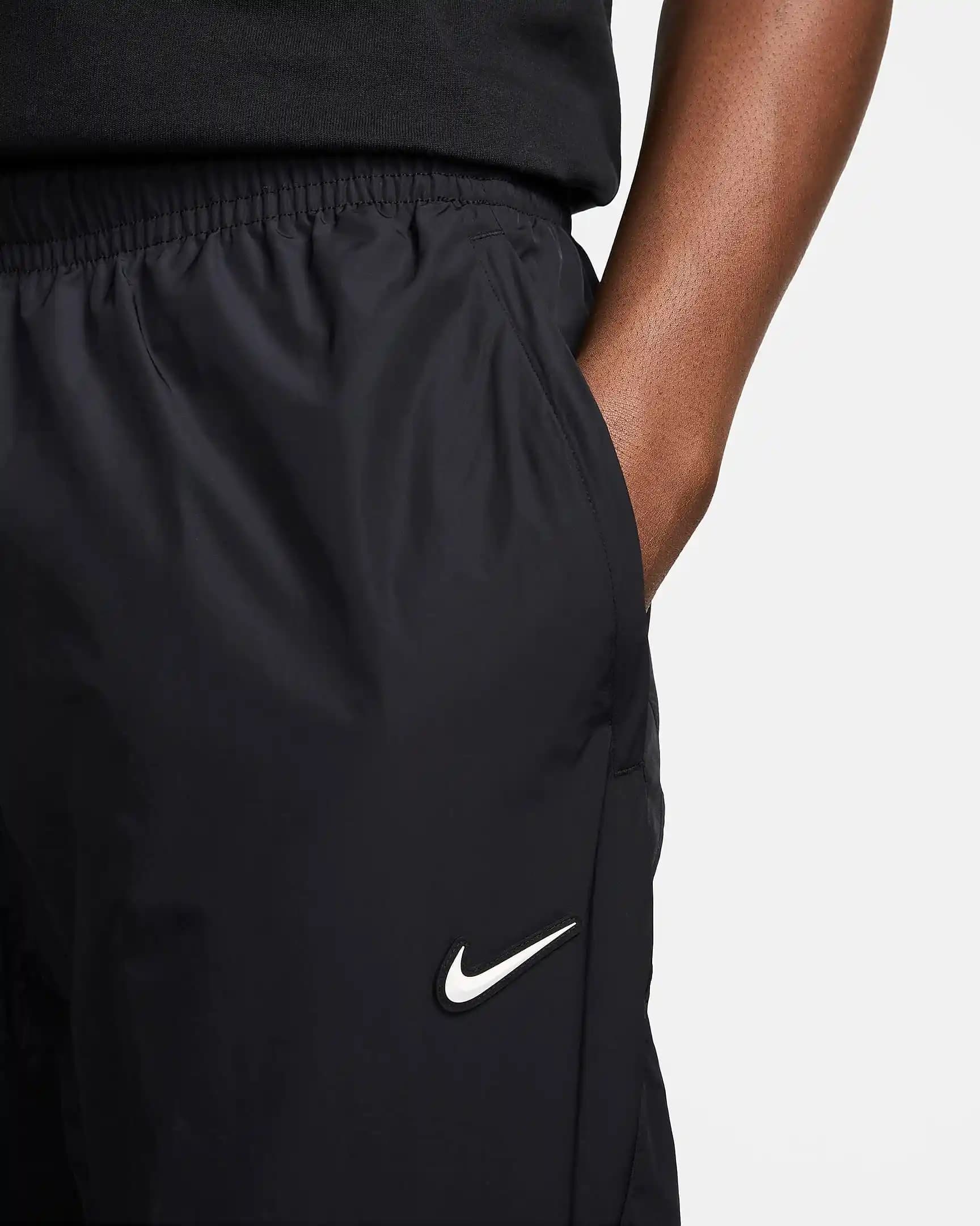 Nike Naylon Eşofman: Moda ve Konforun Birleştiği Modern Spor Giyim Parçası