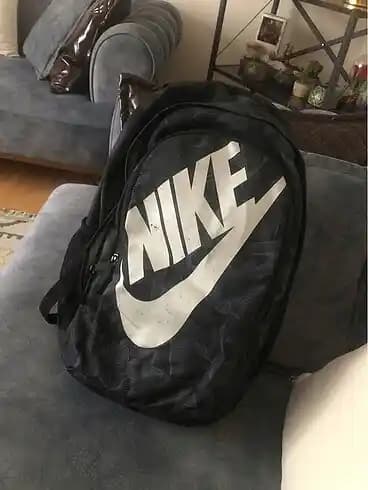 Nike Orijinal Sırt Çantalarının Moda Dünyasındaki Yeri ve Önemi