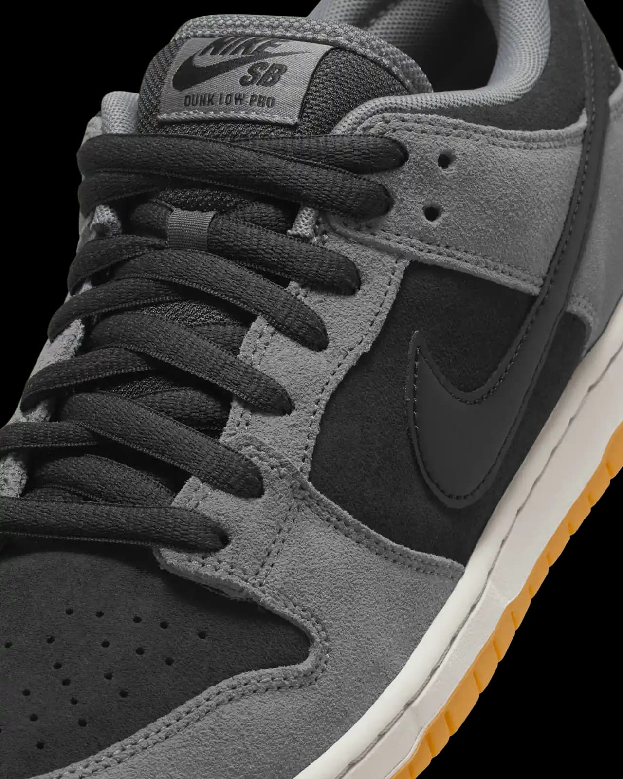 Nike SB Dunk Low: Sokak Modasının Vazgeçilmez İkonik Sneakersi ve Moda Dünyasındaki Yeri