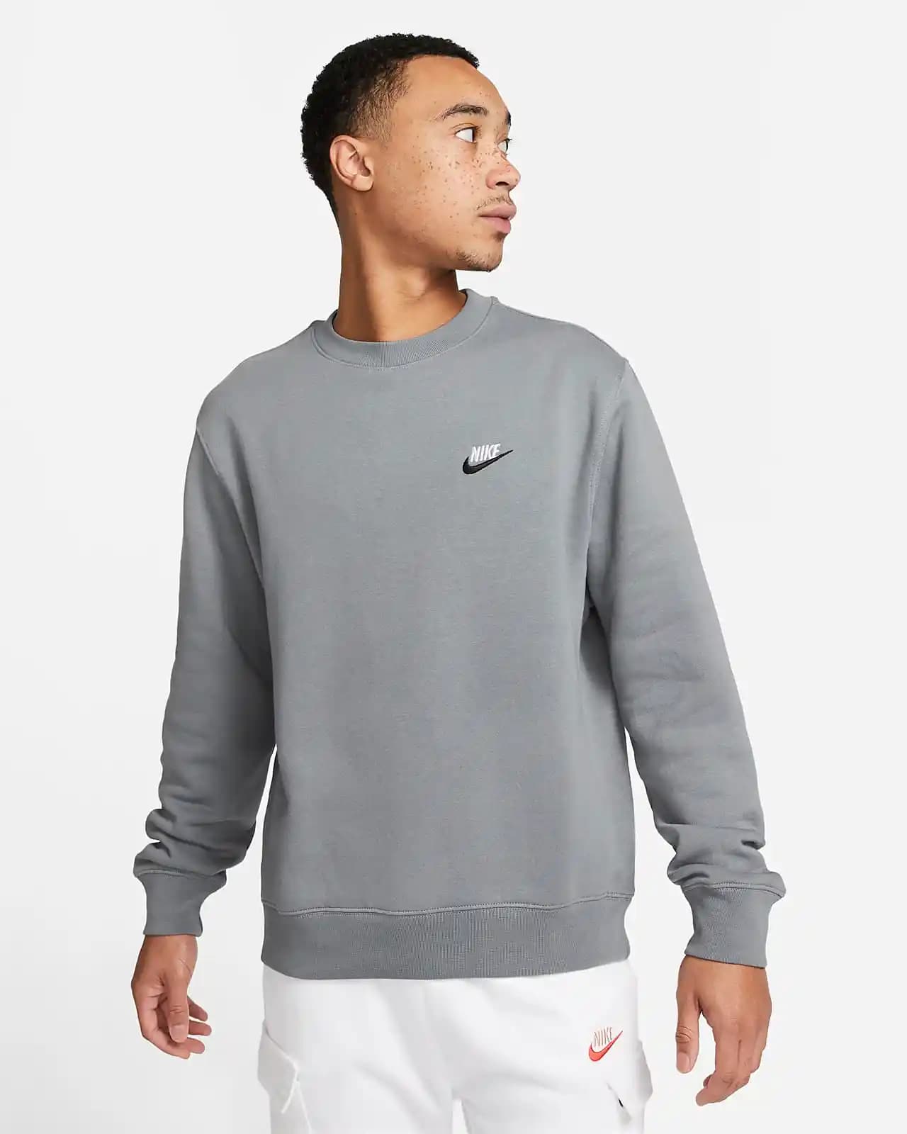 Nike Sportswear Club Fleece Sweatshirt: Modern Tasarım ve Konforun Birleşimi