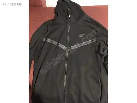 Nike Tech Fleece Siyah Hırka: Modern Şıklık ve Konforun Buluştuğu Spor Giyim Parçası