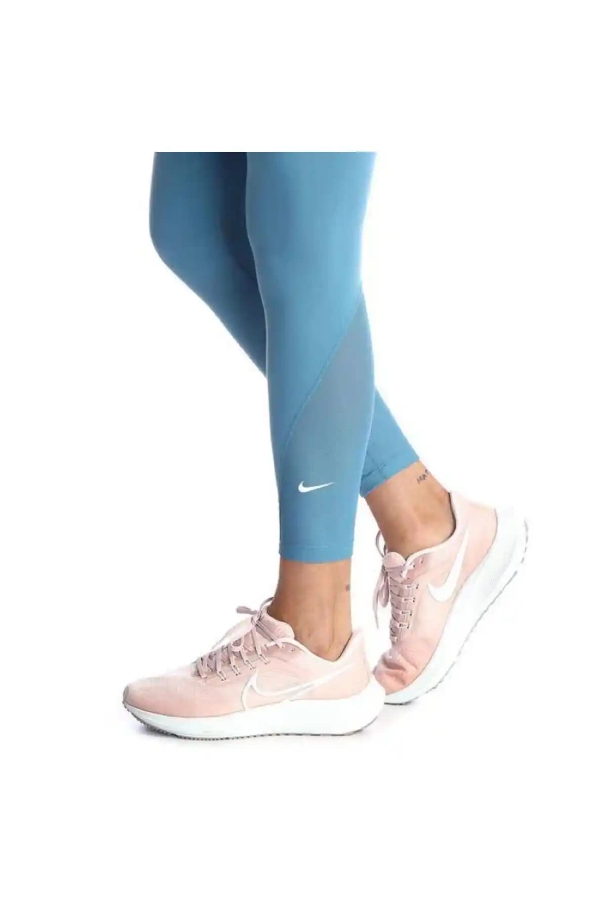Nike ve Toz Pembe Spor Ayakkabılar: Moda Trendlerinde Renklerin Gücü ve Stil İpuçları