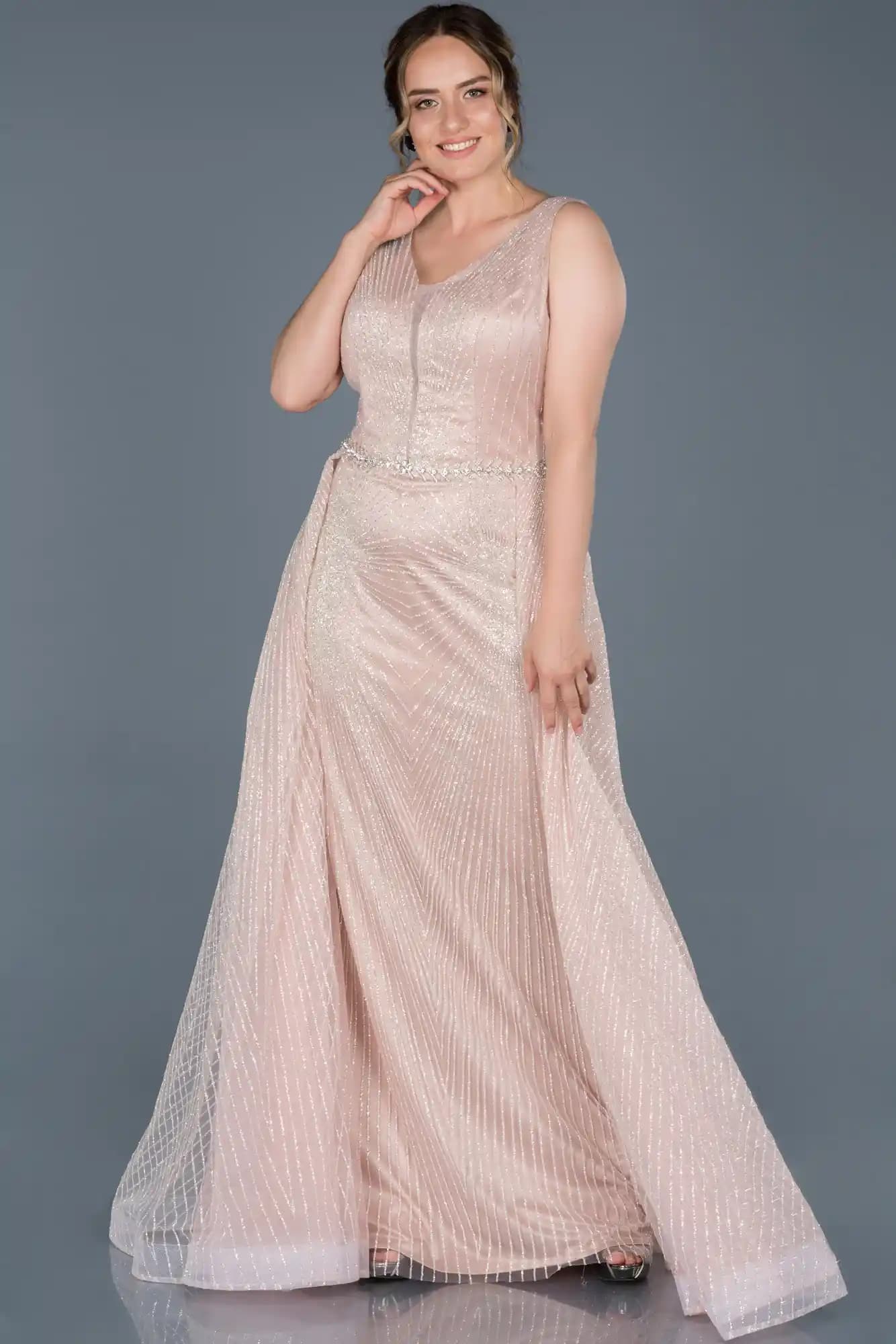 Nisan Ayında Büyük Beden Elbiselerle Moda ve Kendine Güven Artırıcı Kombinasyon İpuçları