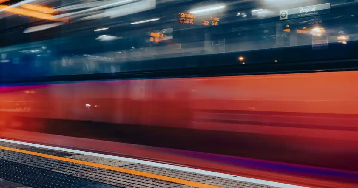 Non-İron Beyaz Gömlekler: Şıklık ve Pratiklik Sunan Modern Giyim Tercihi