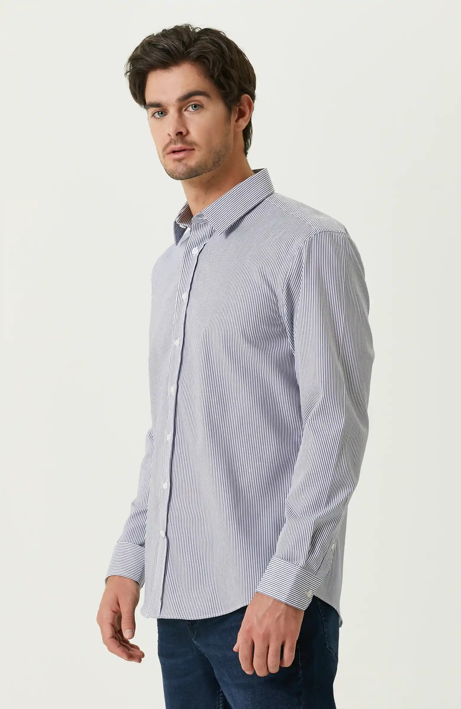 Non-Iron Gömlekler: Moda ve Pratikliği Bir Arada Sunan Şık Seçenekler