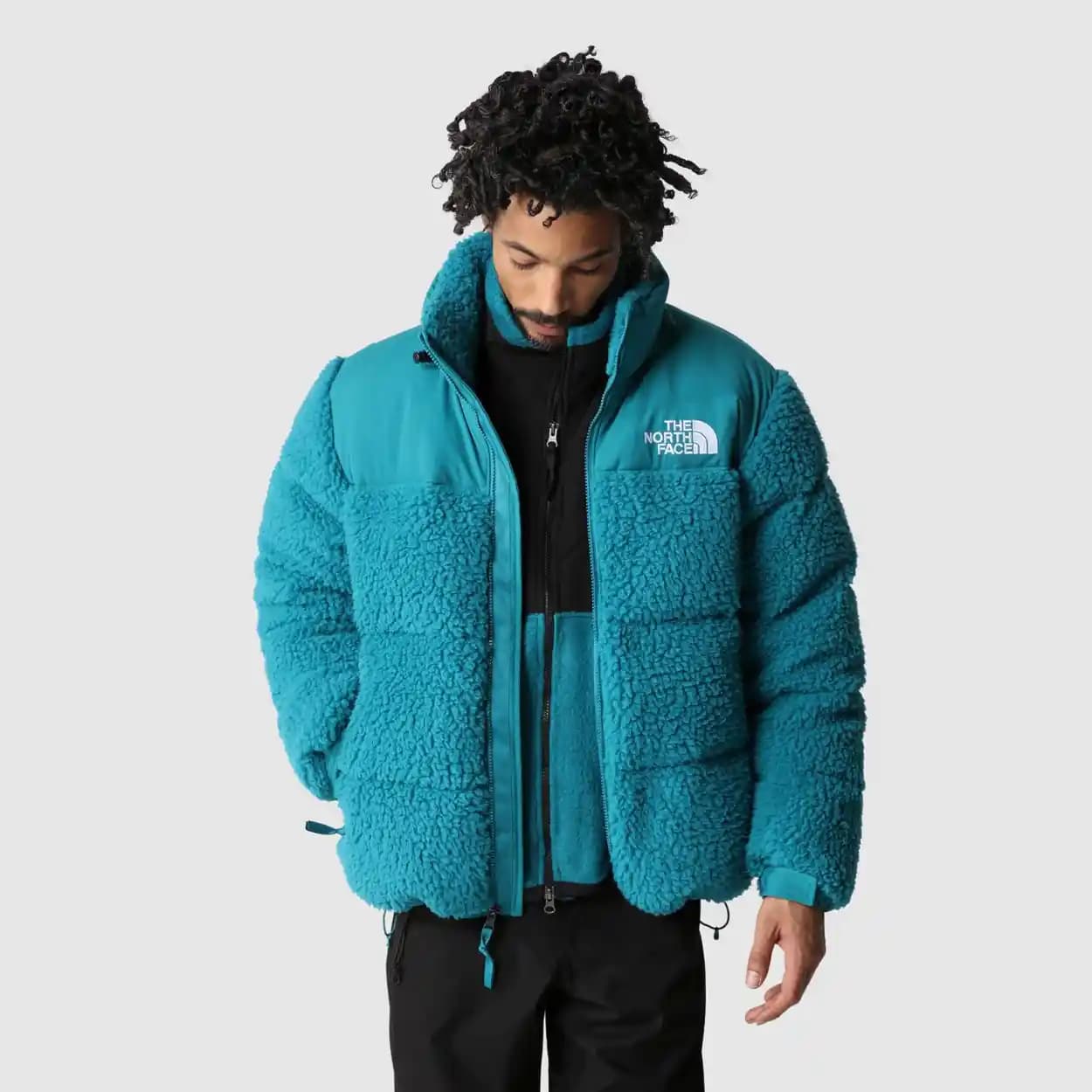 North Face Yünlü Montlar: Kışın Şıklık ve Fonksiyonelliğin Birleşimi