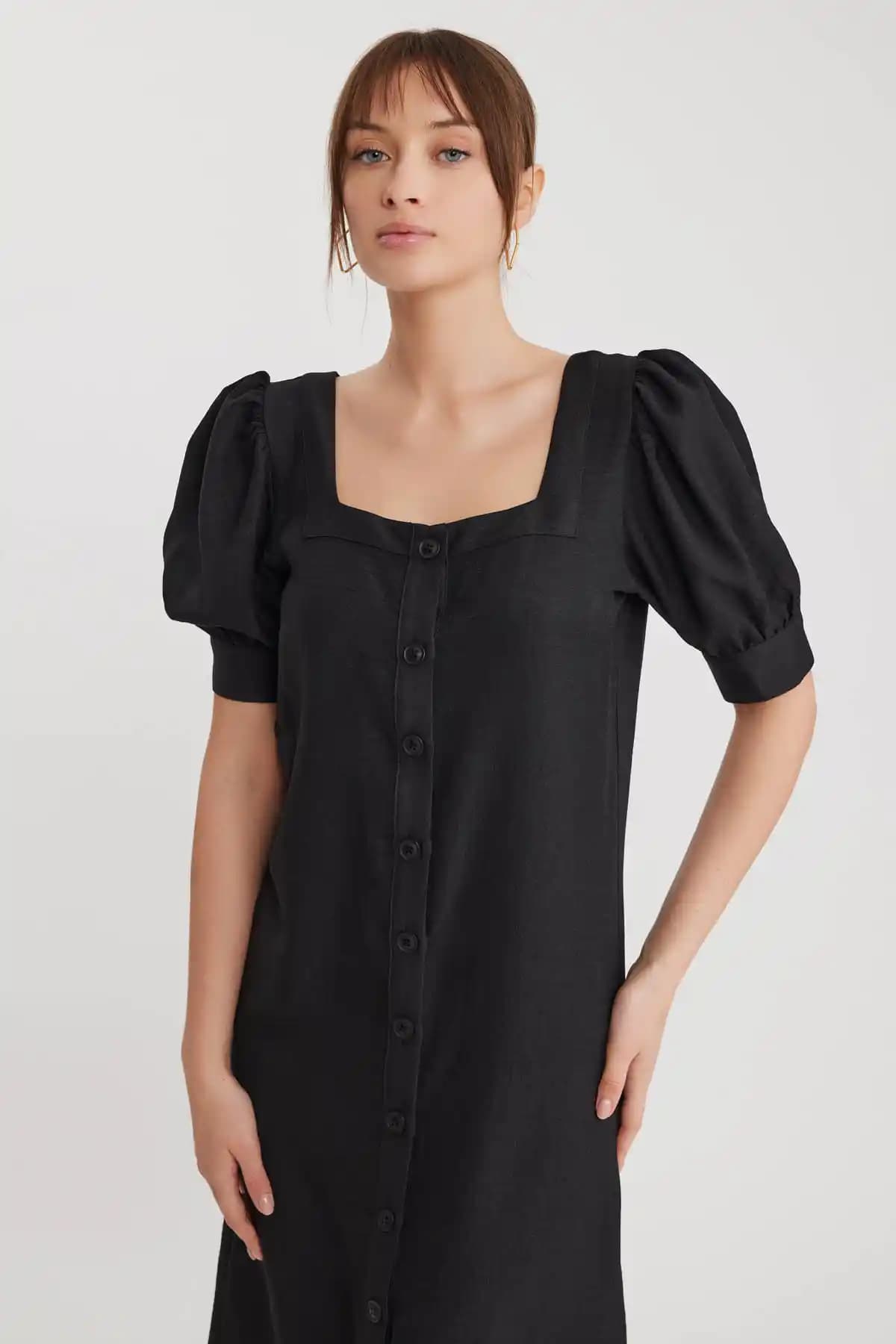 Onu Düğmeli Elbise: Moda Trendleri ve Stil İpuçlarıyla Şıklık ve Fonksiyonellik